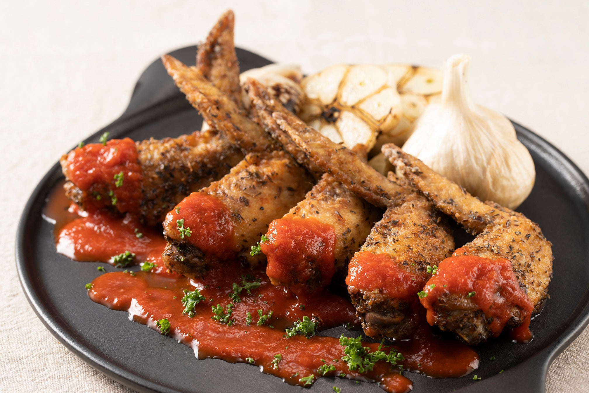 鶏手羽先のスパイスフリット トマトソースを添えて