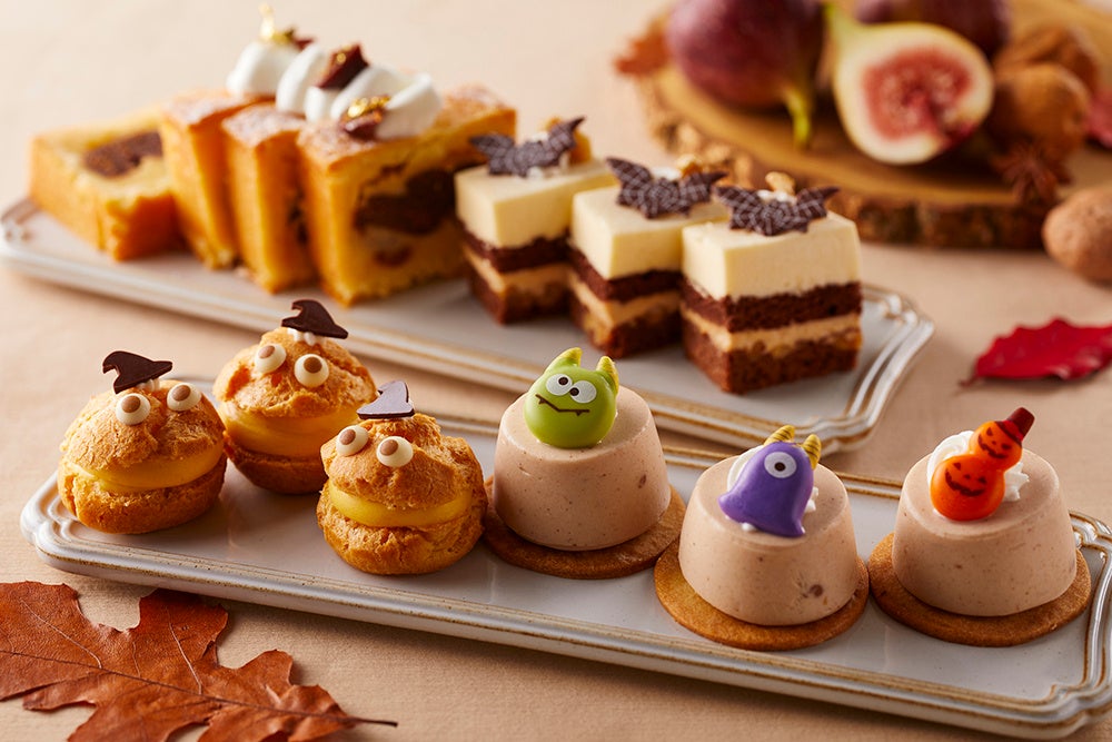 手前左：かぼちゃのシュークリーム／手前右：モンブラン・オ・ユズ