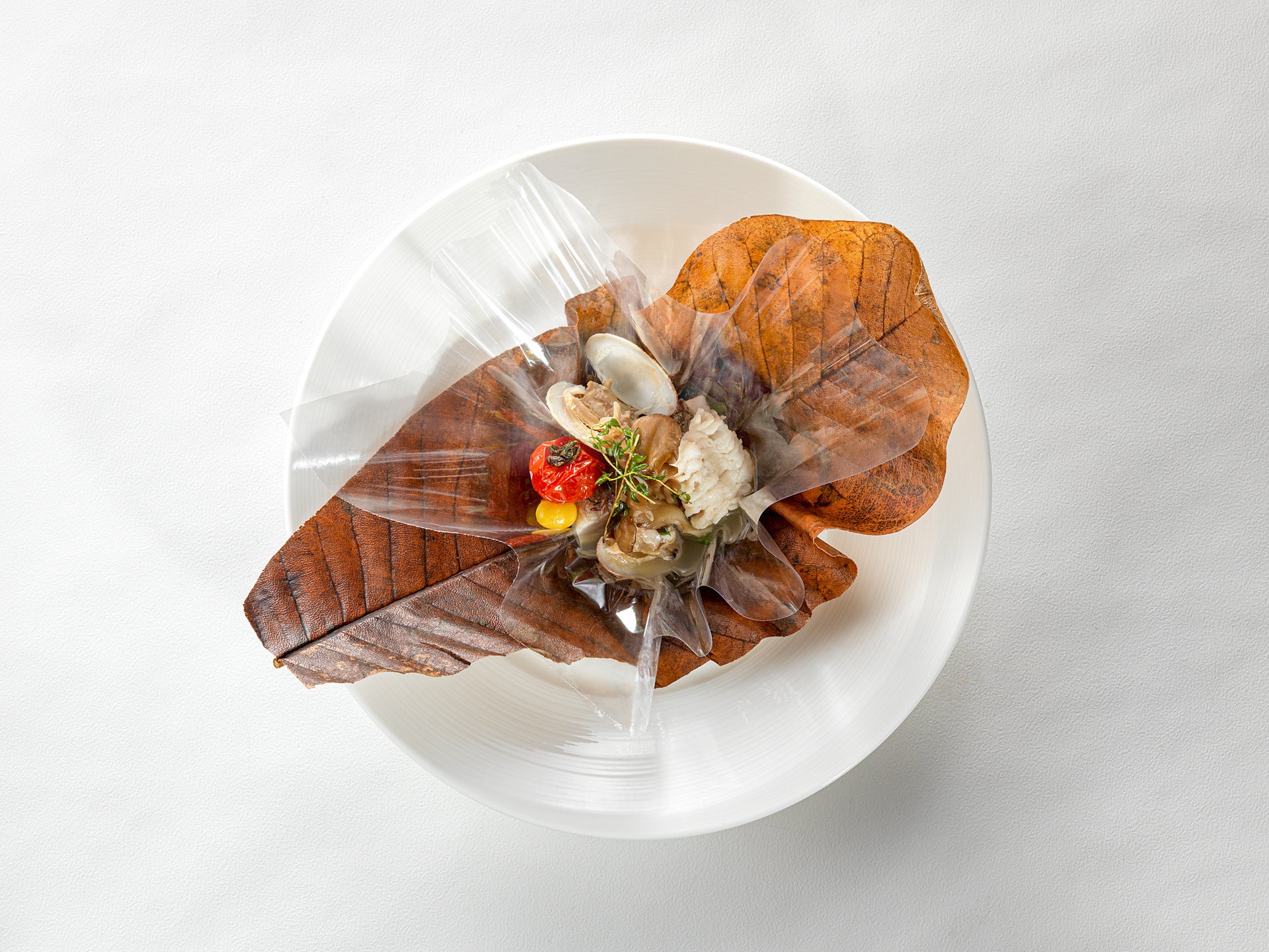 ファンダイニング「コッコラーレ」スペシャリテの魚料理『秋の味覚の包み焼き』