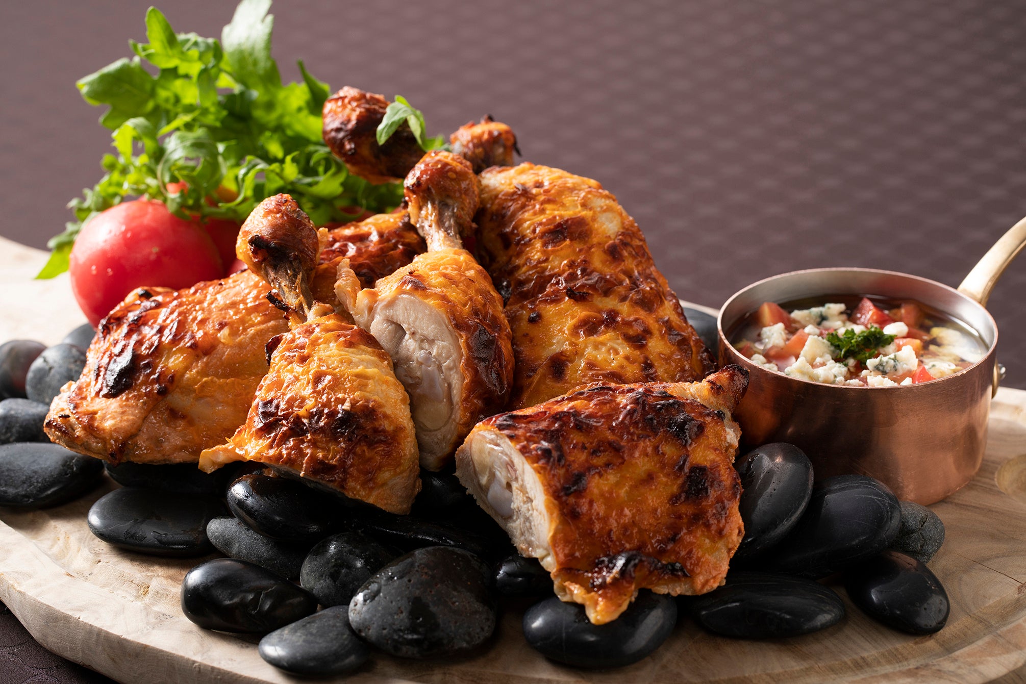 ヨーグルトでマリネした骨付き鶏もも肉のロースト ブルーチーズとトマトソース