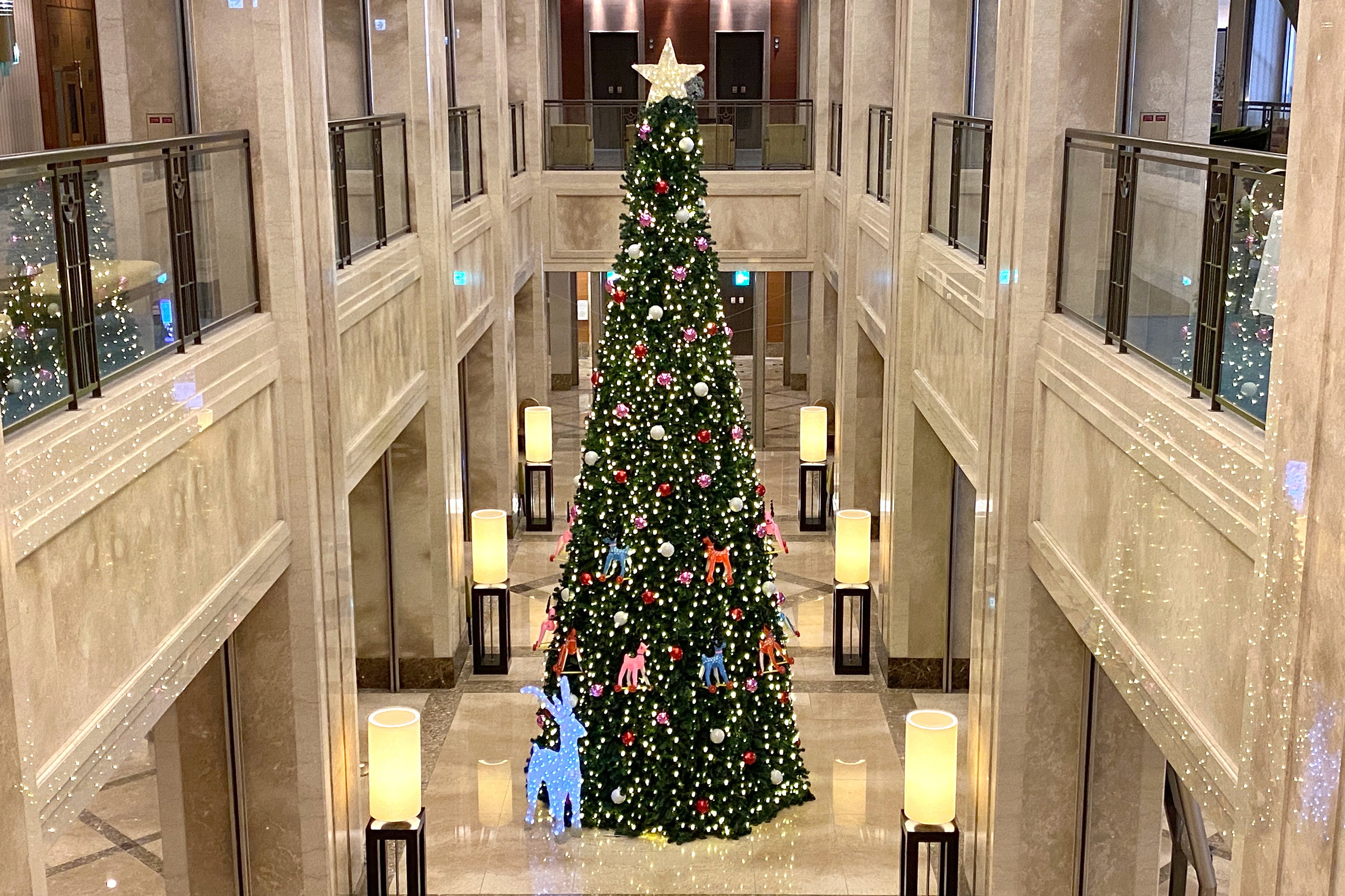 いちごパフェカラーのオーナメントとビニール鹿が彩るナラツリー