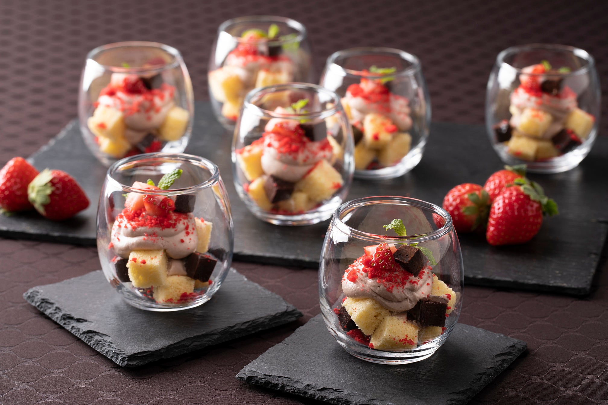 生チョコとベリーのトライフルケーキ