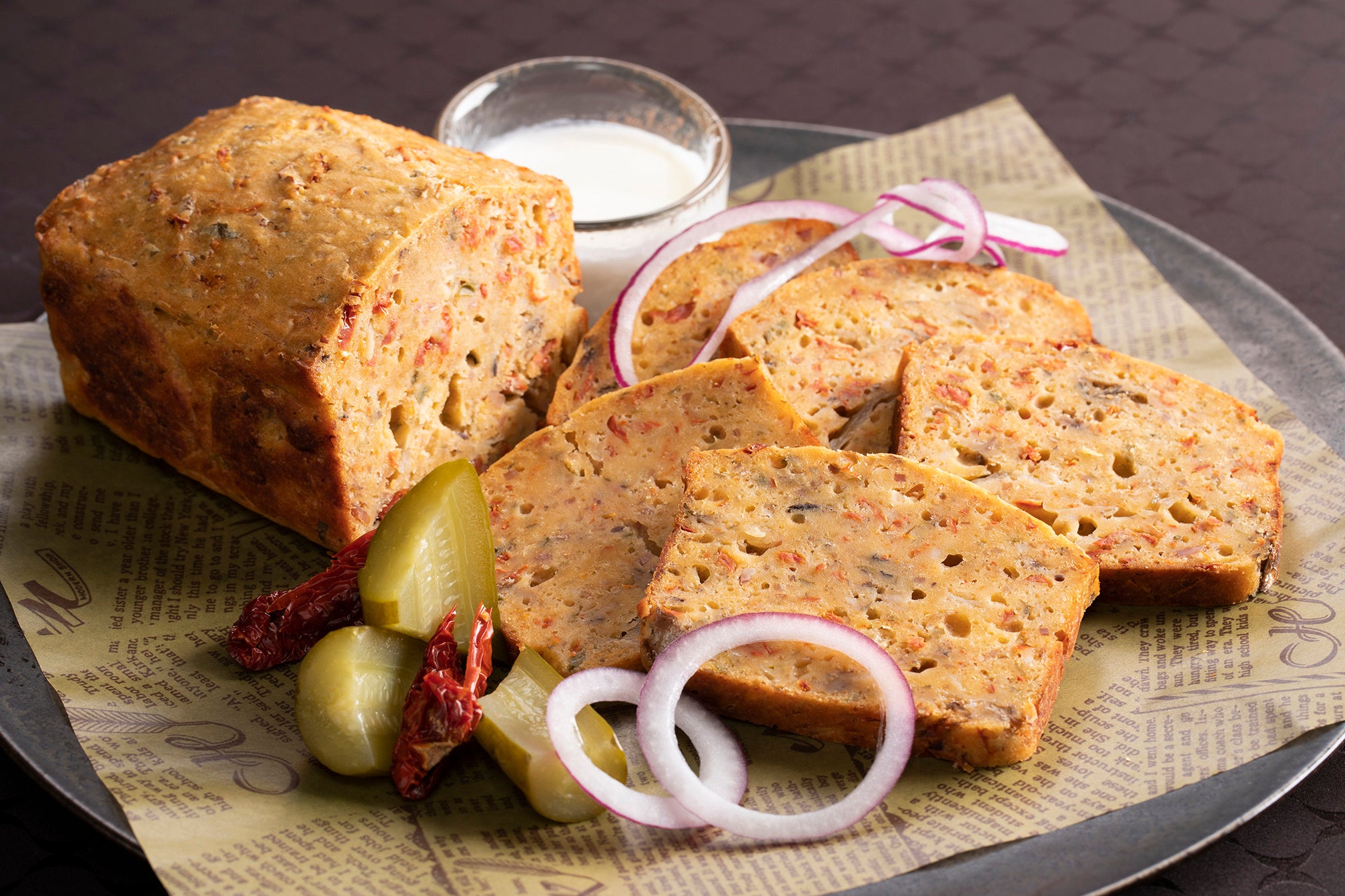 オイルサーディンとベーコンとドライトマトのケークサレ  トリュフ香るヨーグルトソース