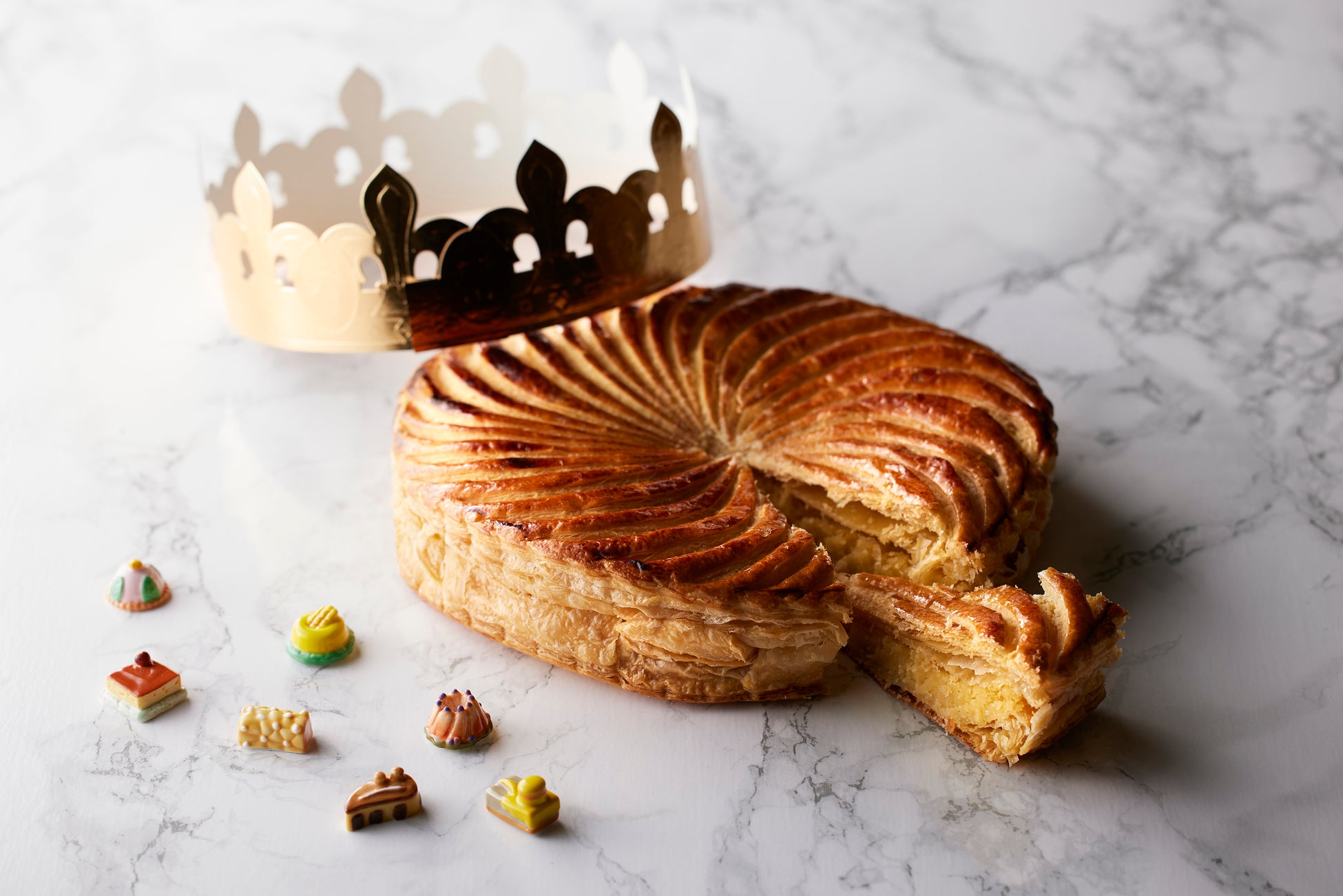 東京都港区の「グランドニッコー東京 台場」は2023年1月1日〜1月14日、「Bakery & Pastry Shop」にてフランスの新春伝統菓子「ガレット・デ・ロワ」を期間限定で提供する。