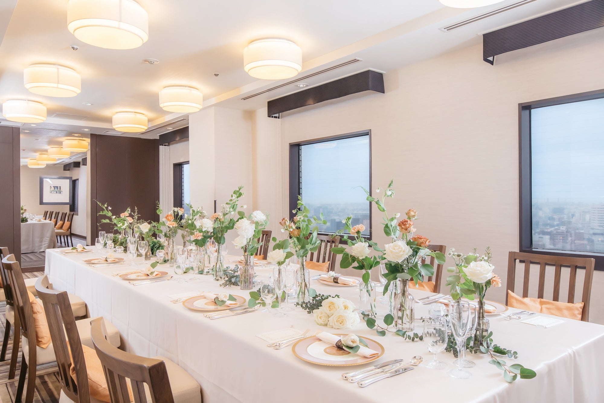 ホテル最上階の優雅なバンケットルーム