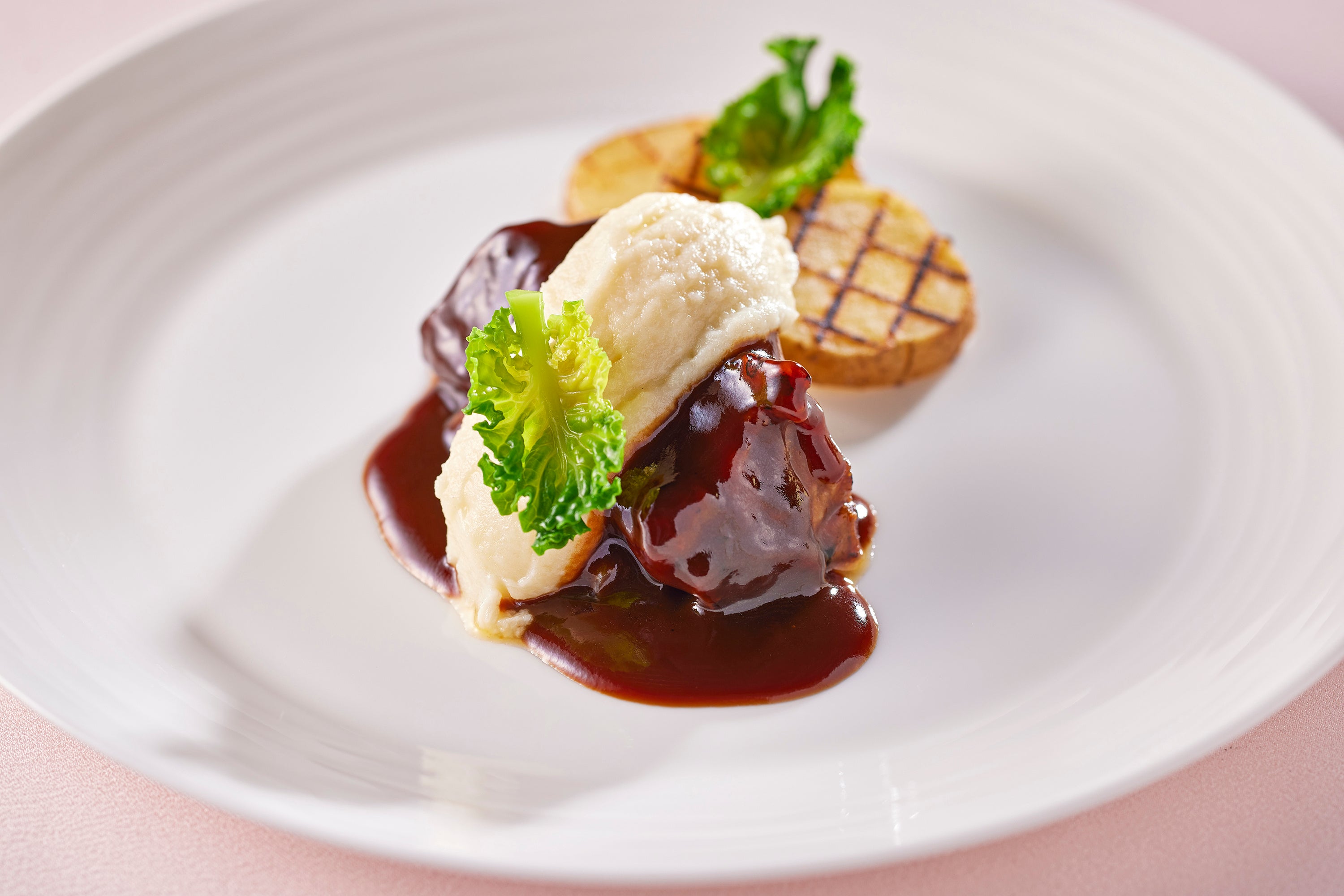 豚スペアリブのグリル エーグルドゥースソースとアリゴ添え