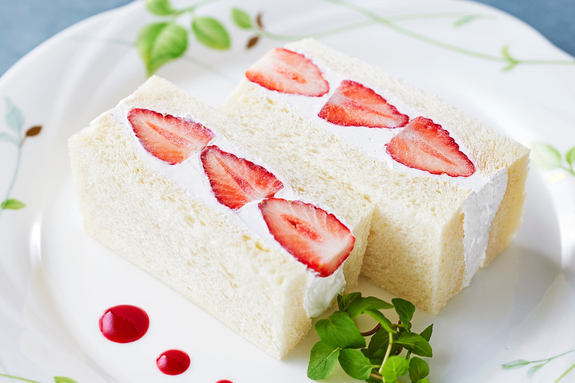 ＜いちごサンド＞