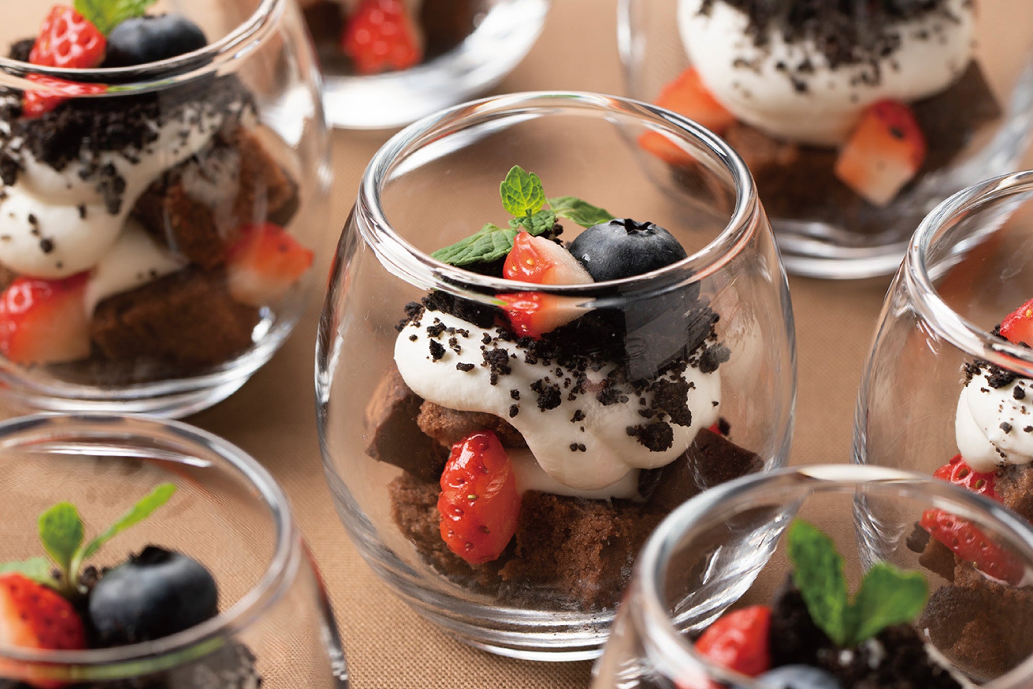 2種のベリーとホワイトチョコのトライフルケーキ