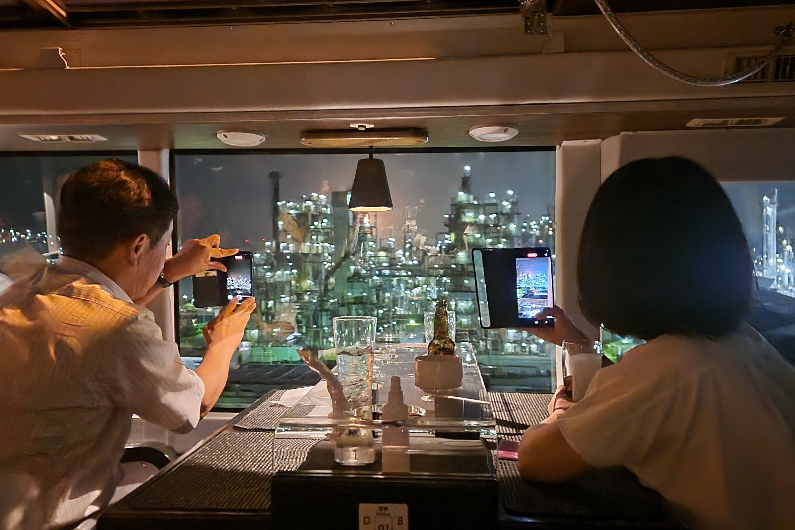 車内からの川崎工場夜景イメージ