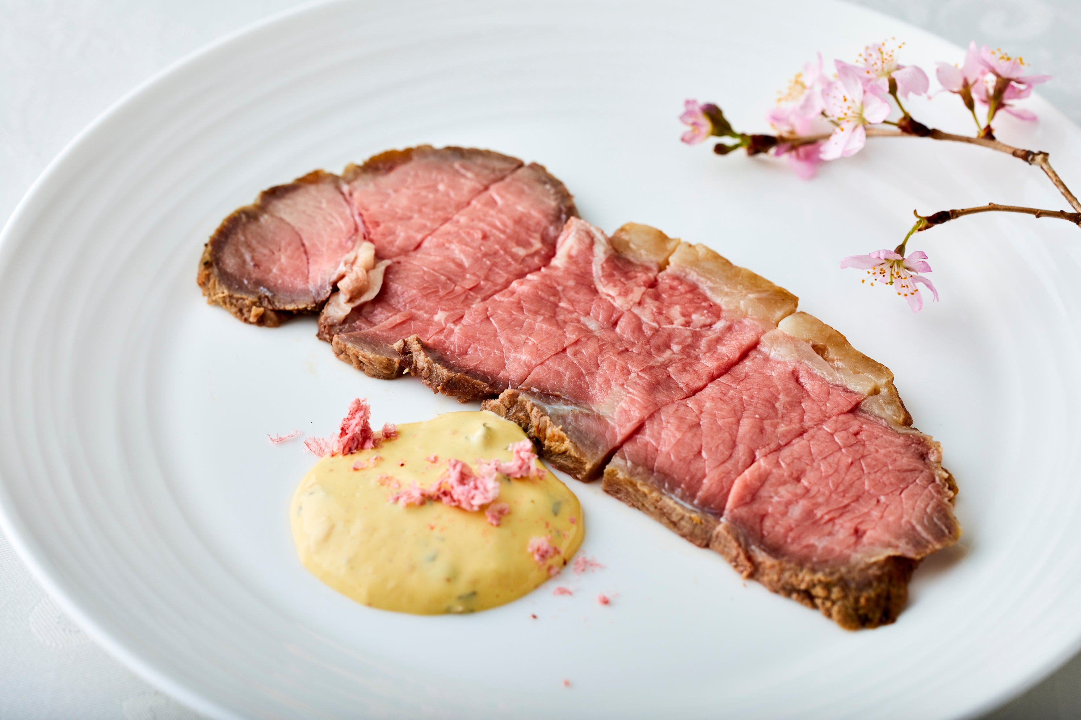 ローストビーフ さくら香るオランデーズソース