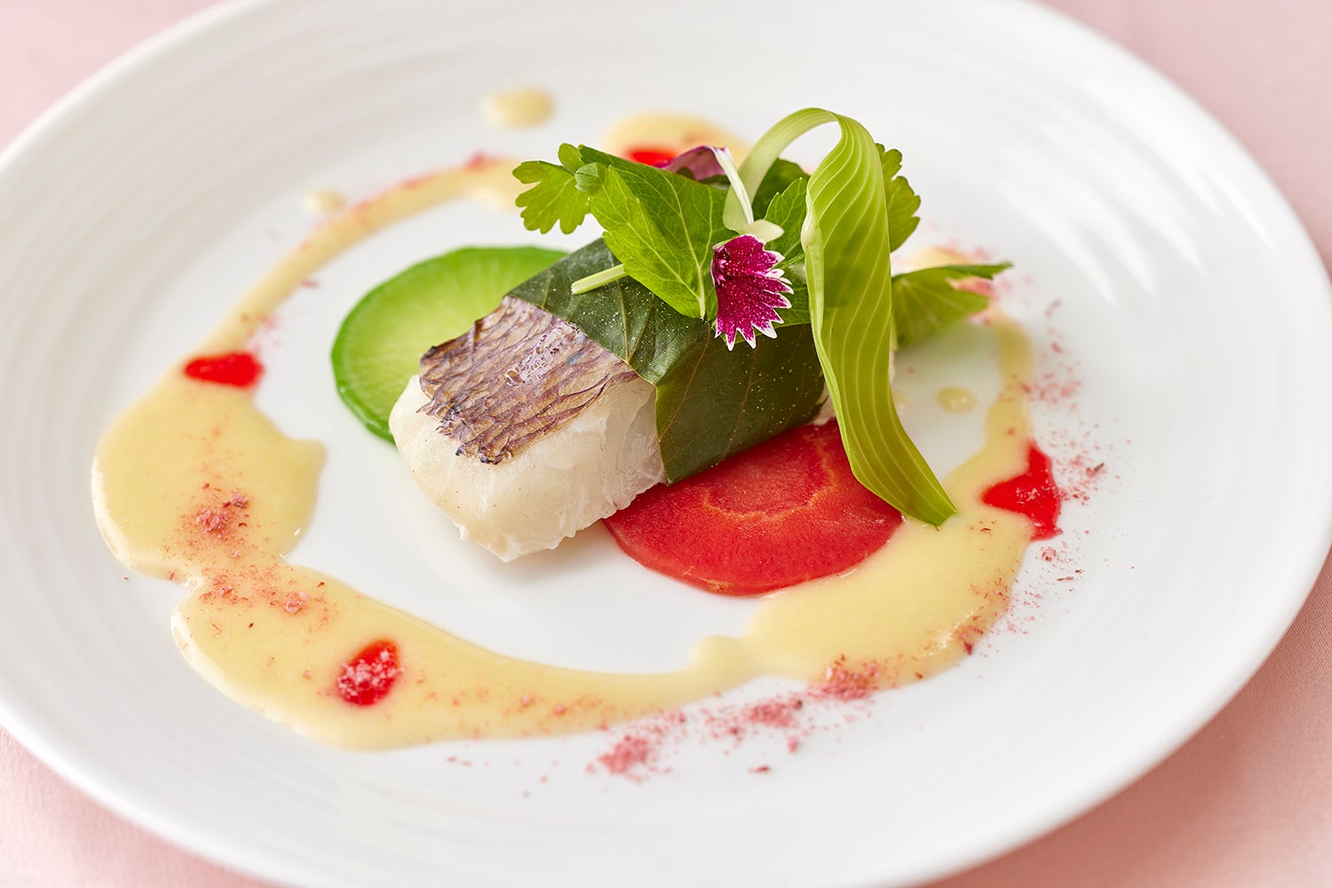 桜の葉で巻いた真鯛のバプール 桜風味のブールブランソース