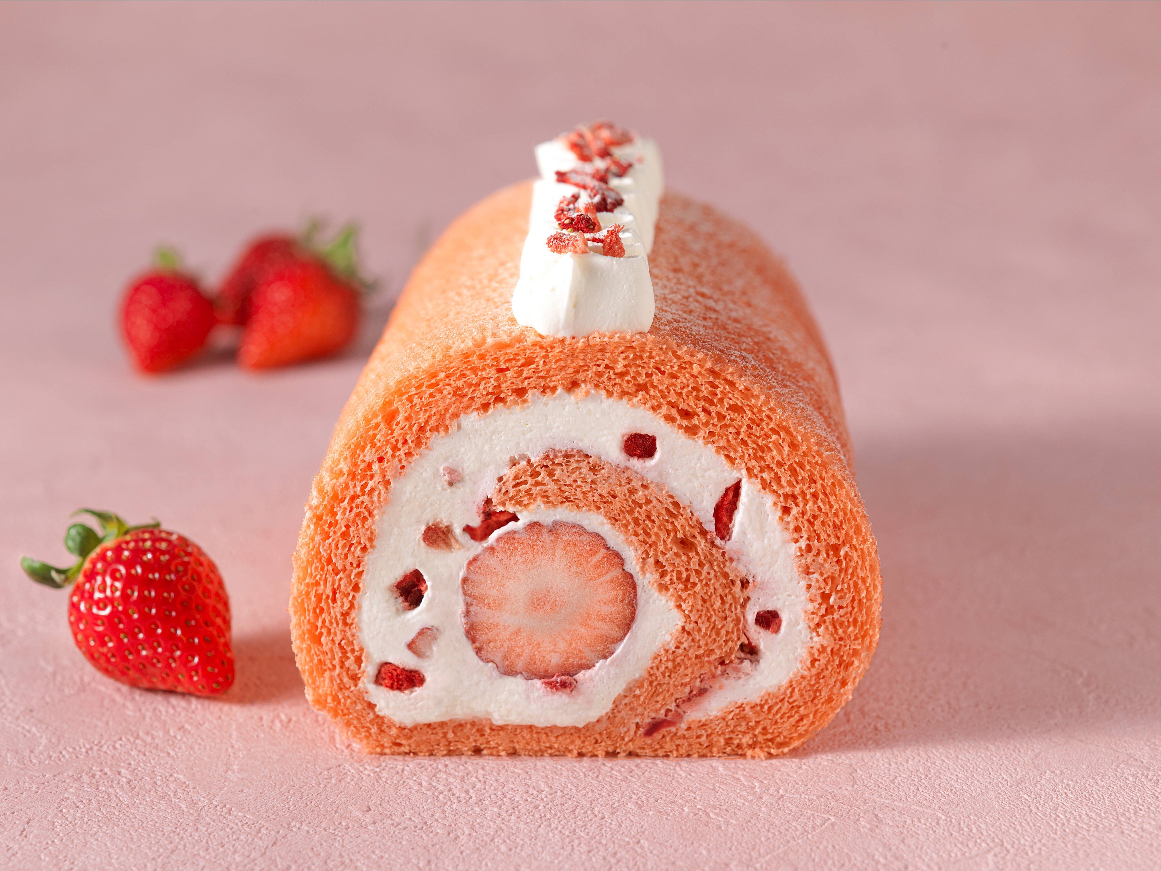 苺のロールケーキ（ホールケーキイメージ）