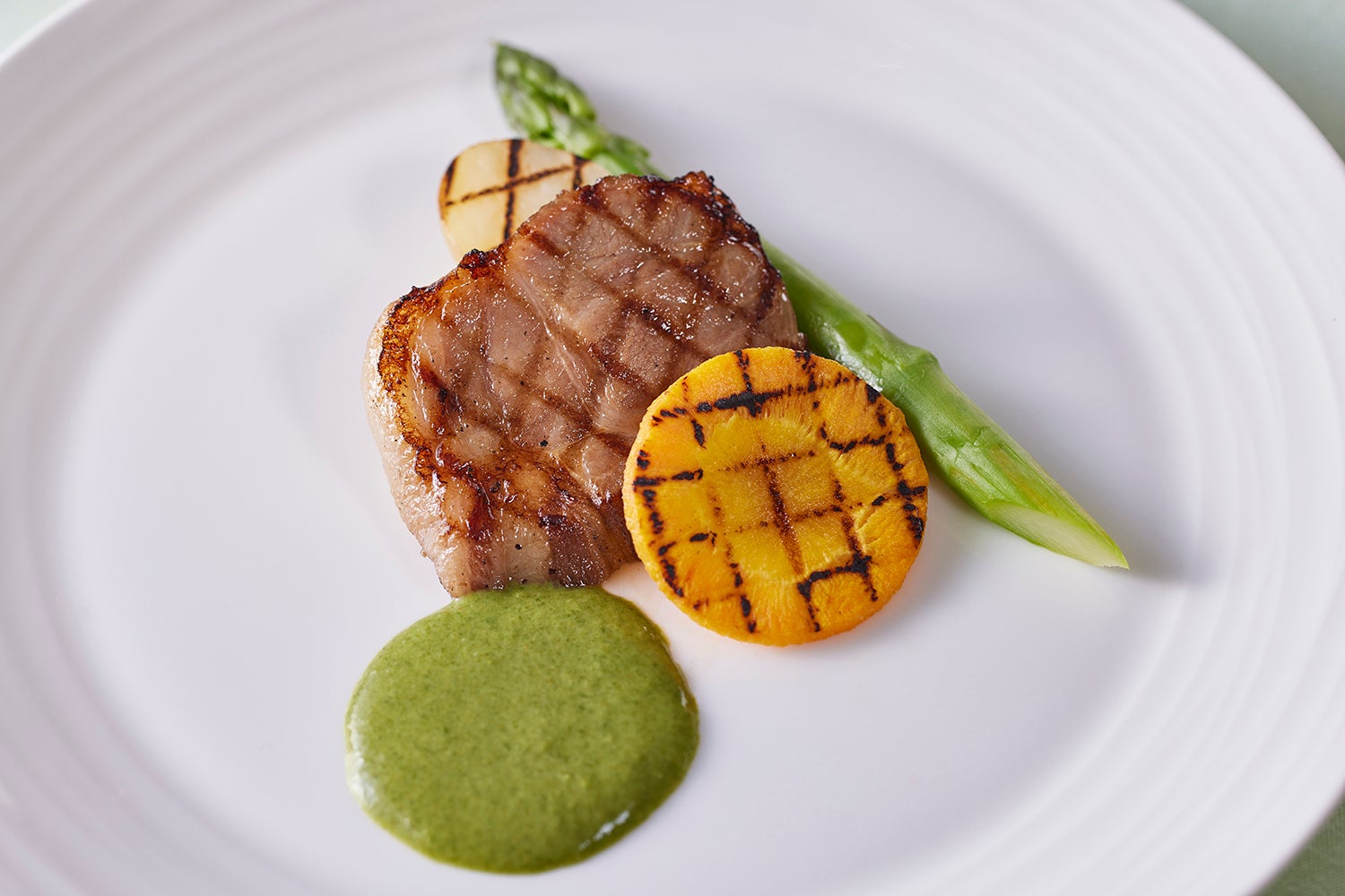 松阪ポークのグリル ココナッツとほうれん草のグリーンカレーソース