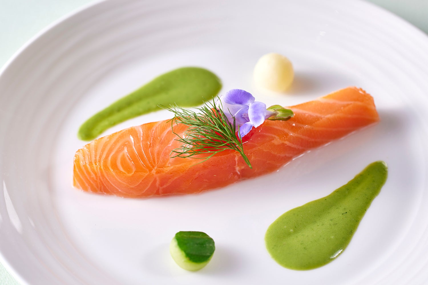 サーモンのミ・キュイ ヴェルデュレットソース