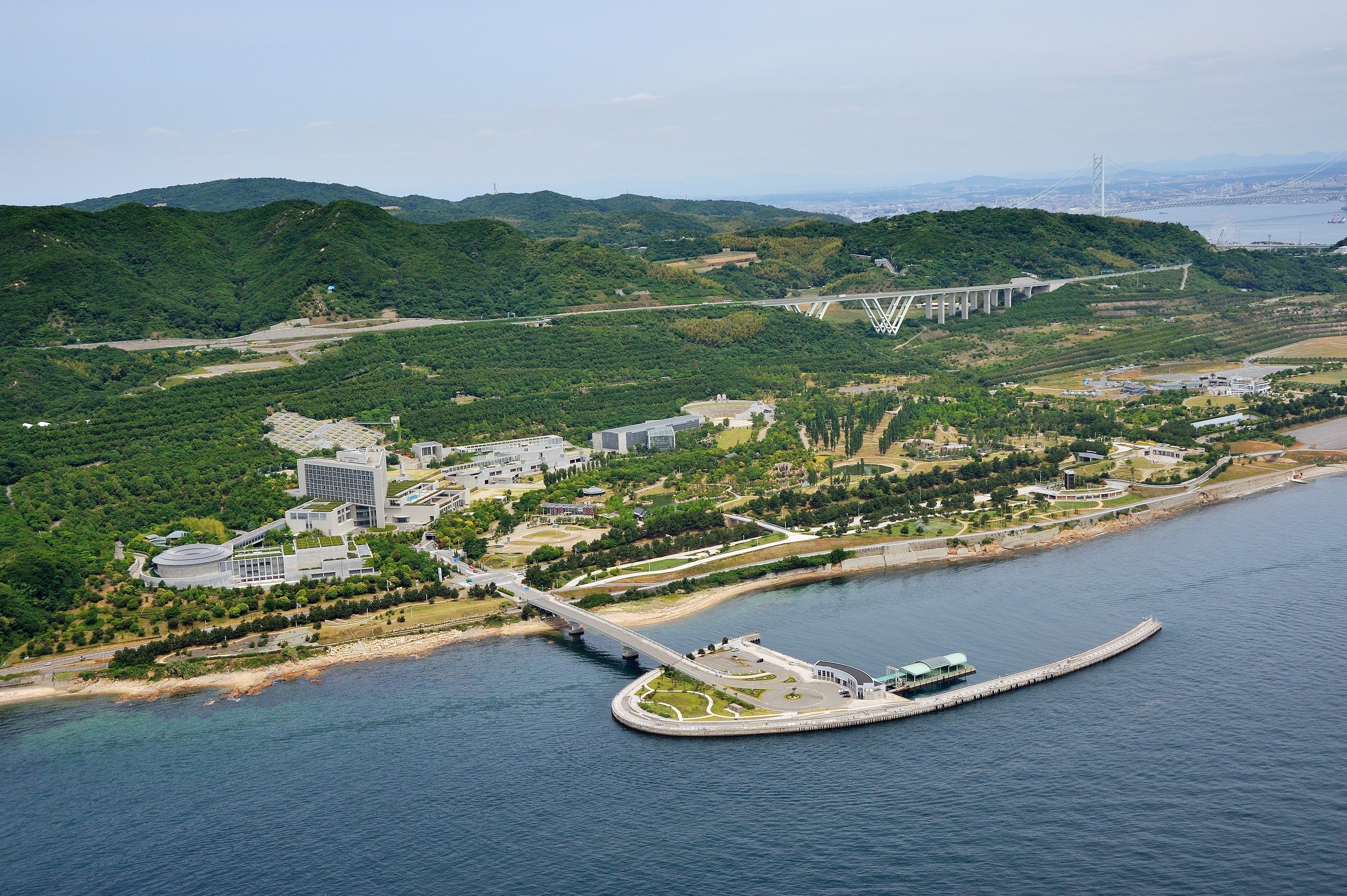 淡路夢舞台の海の玄関口「淡路交流の翼港」