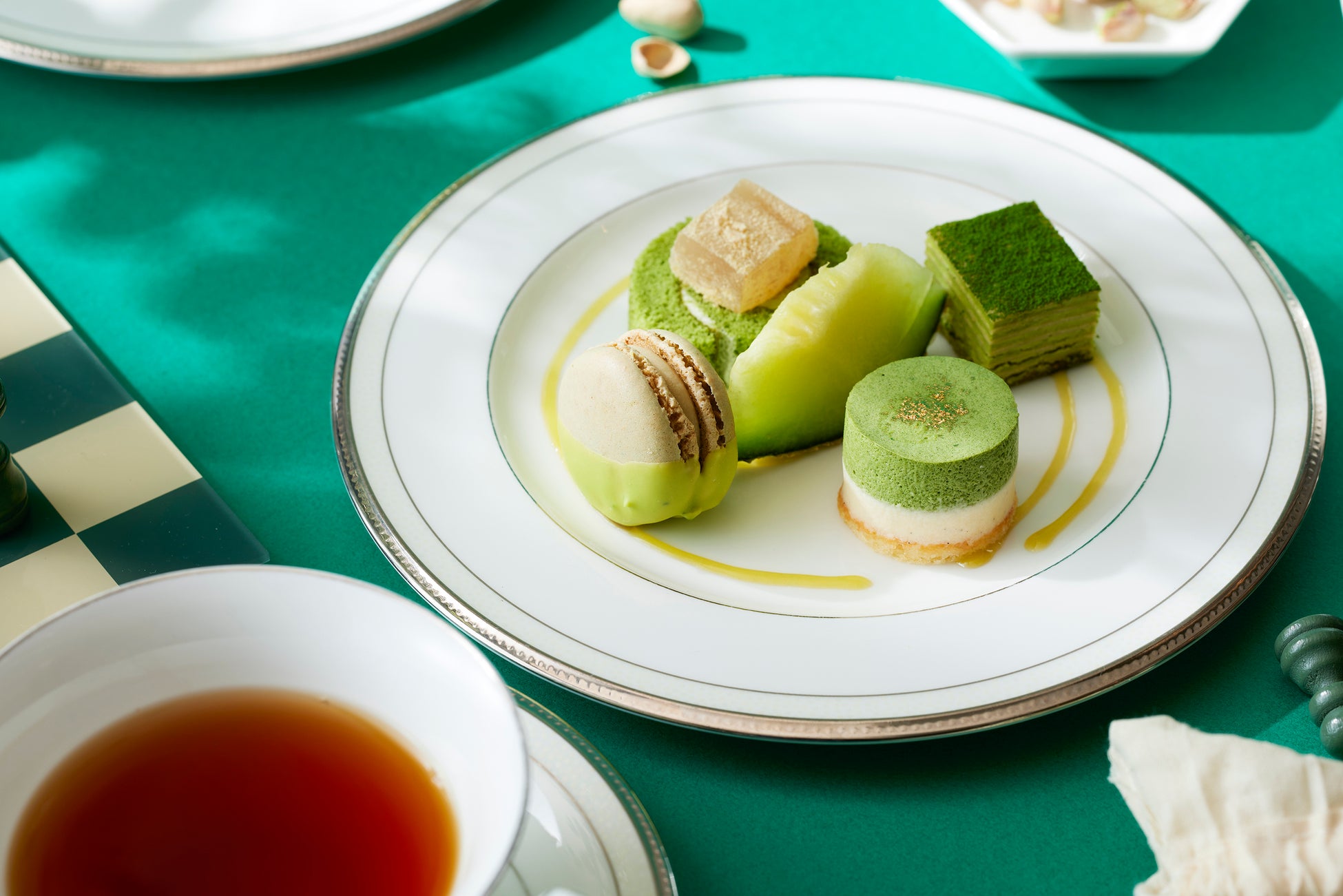 中段は、濃厚な抹茶の味わえる「抹茶のミルクレープ」や、ピスタチオのコクと香りが口いっぱいに広がる「ピスタチオのマカロン」、アーモンド生地にバニラとピスタチオのムースを重ねた「ピスタチオとバニラのムース」など、香り豊かなピスタチオと抹茶の風味を活かしたスイーツを揃えた。