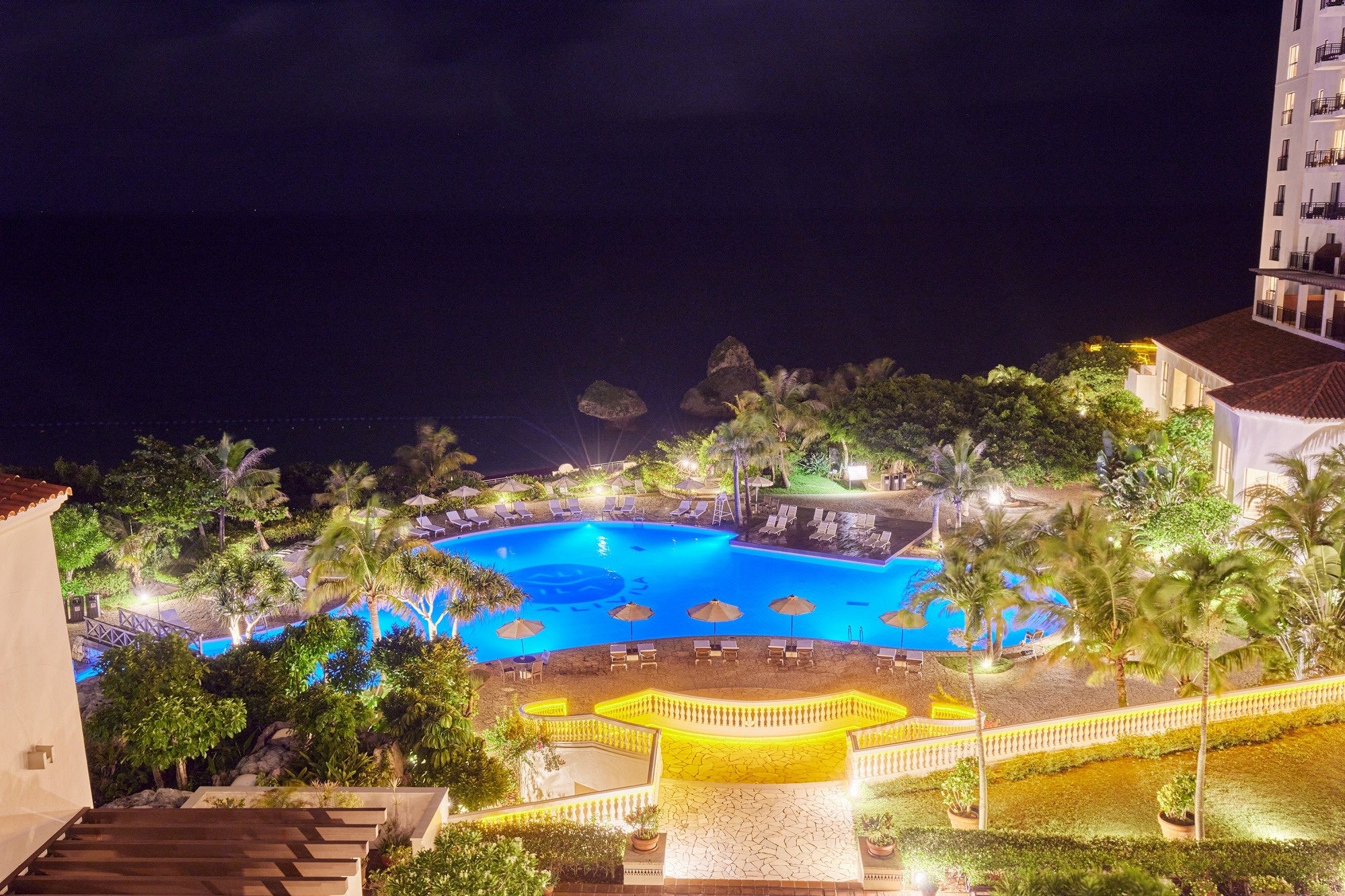 ホテル日航アリビラ】夏季・宿泊者限定の「ナイトプール」を2023年7月1