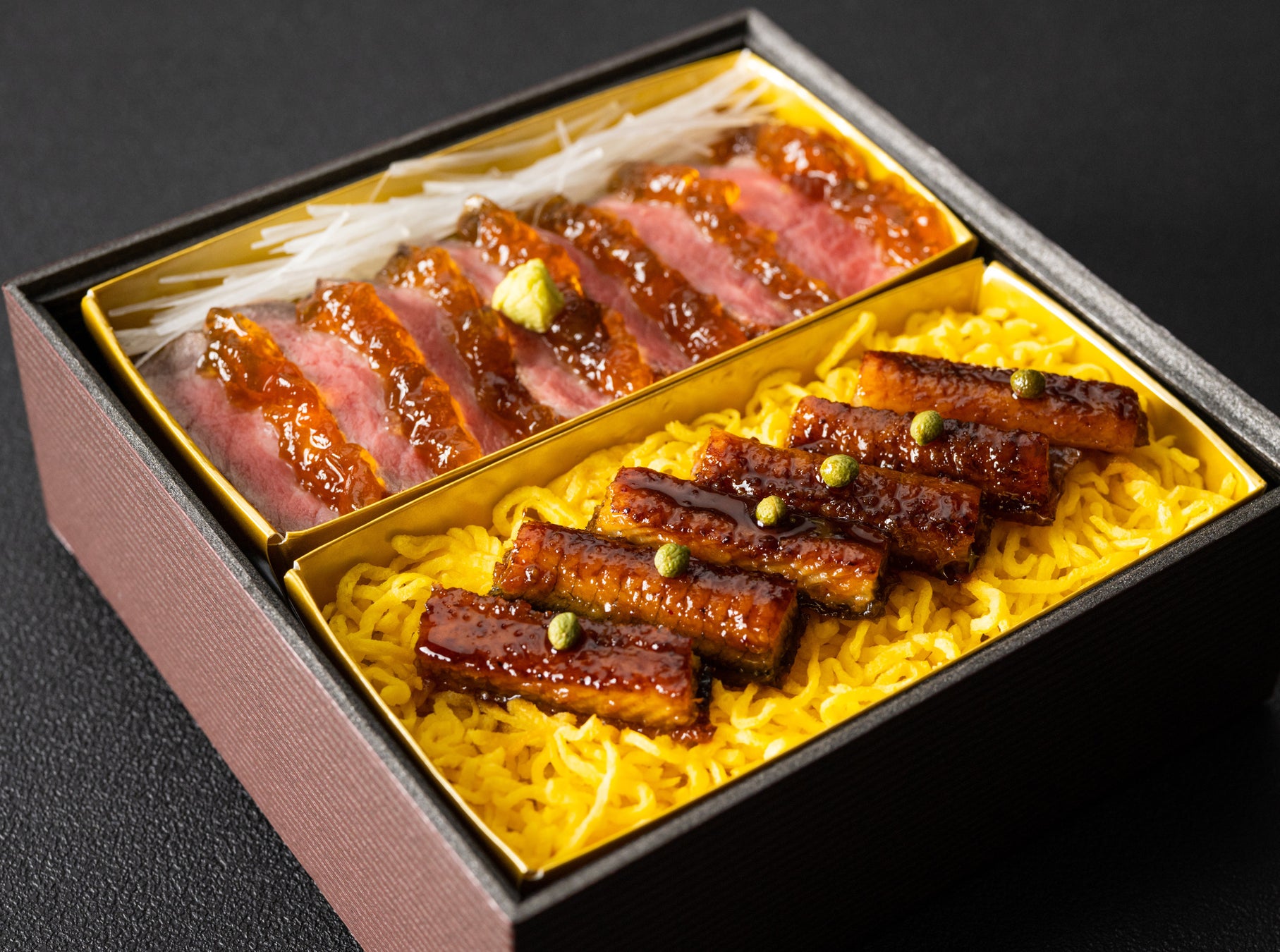鰻とサーロインステーキの“鰻牛重(うなぎゅうじゅう)”