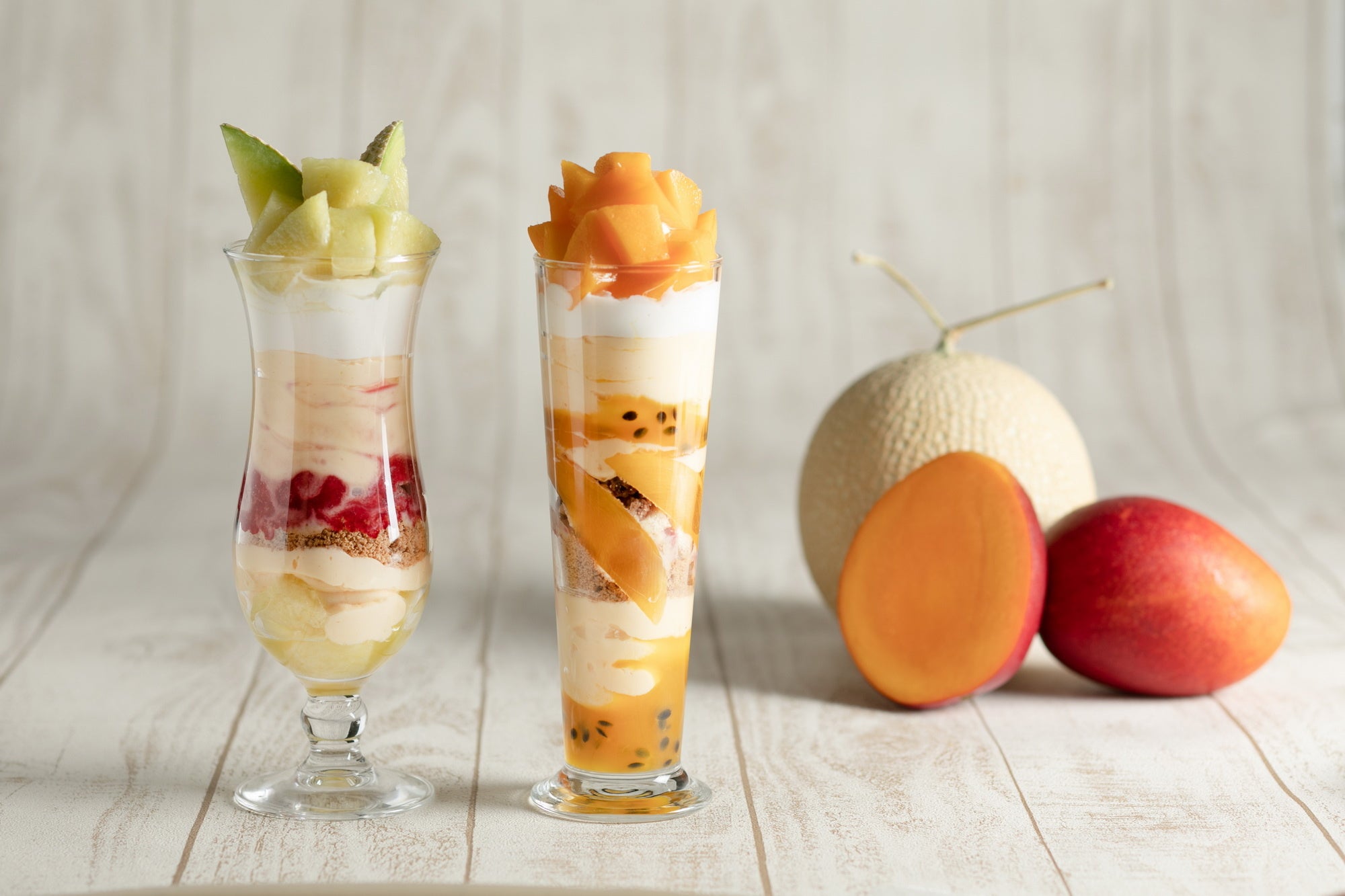 宮崎マンゴーのパフェとマスクメロンのパフェ