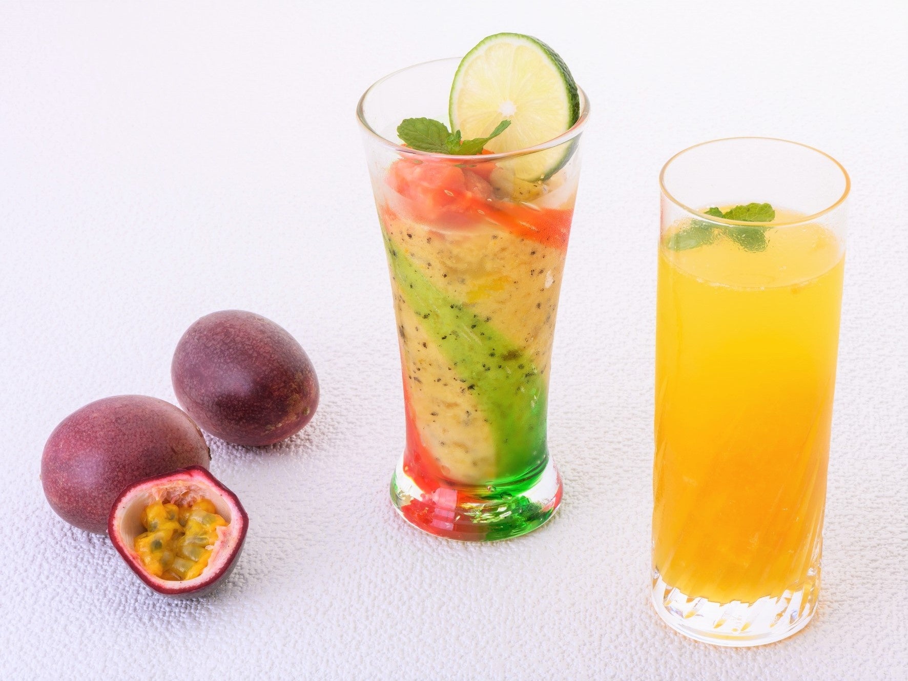 （左）アリビラパッション～パッションフルーツと島バナナのスムージー～　1,200円　（右）パッション＆マンゴーソーダ　1,100円