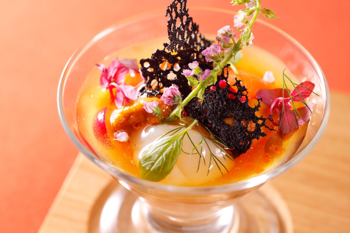 北見産「環（めぐる）玉ねぎ」のムース　魚介と海老のコンソメロワイヤル