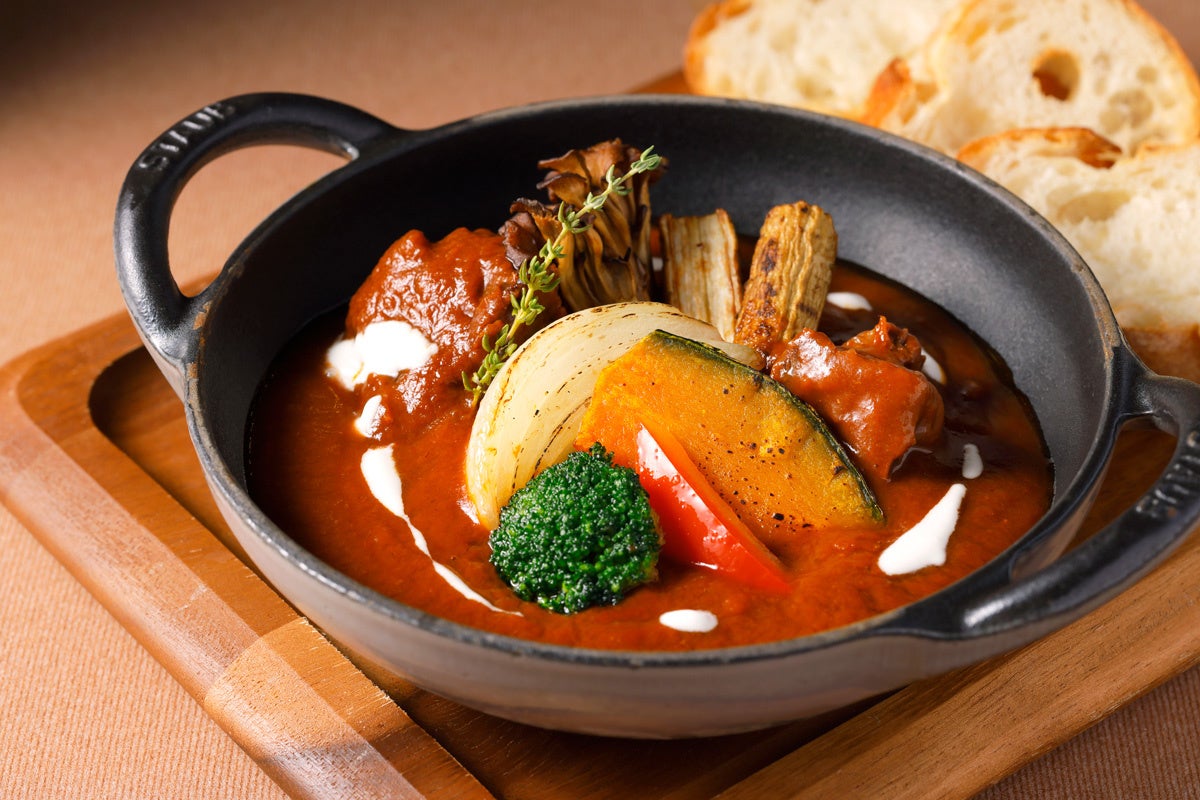 「知床牛」の赤ワイン煮込み　北見産「環（めぐる）玉ねぎ」と音更産南瓜「メルヘン」を添えて