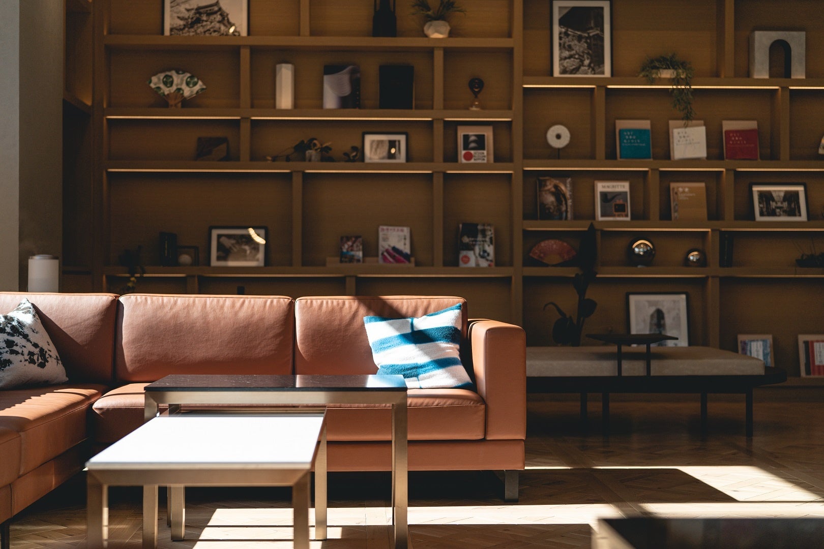 【2】コミューナルロビー（1F）には有松絞をはじめとする地元の伝統工芸を配置