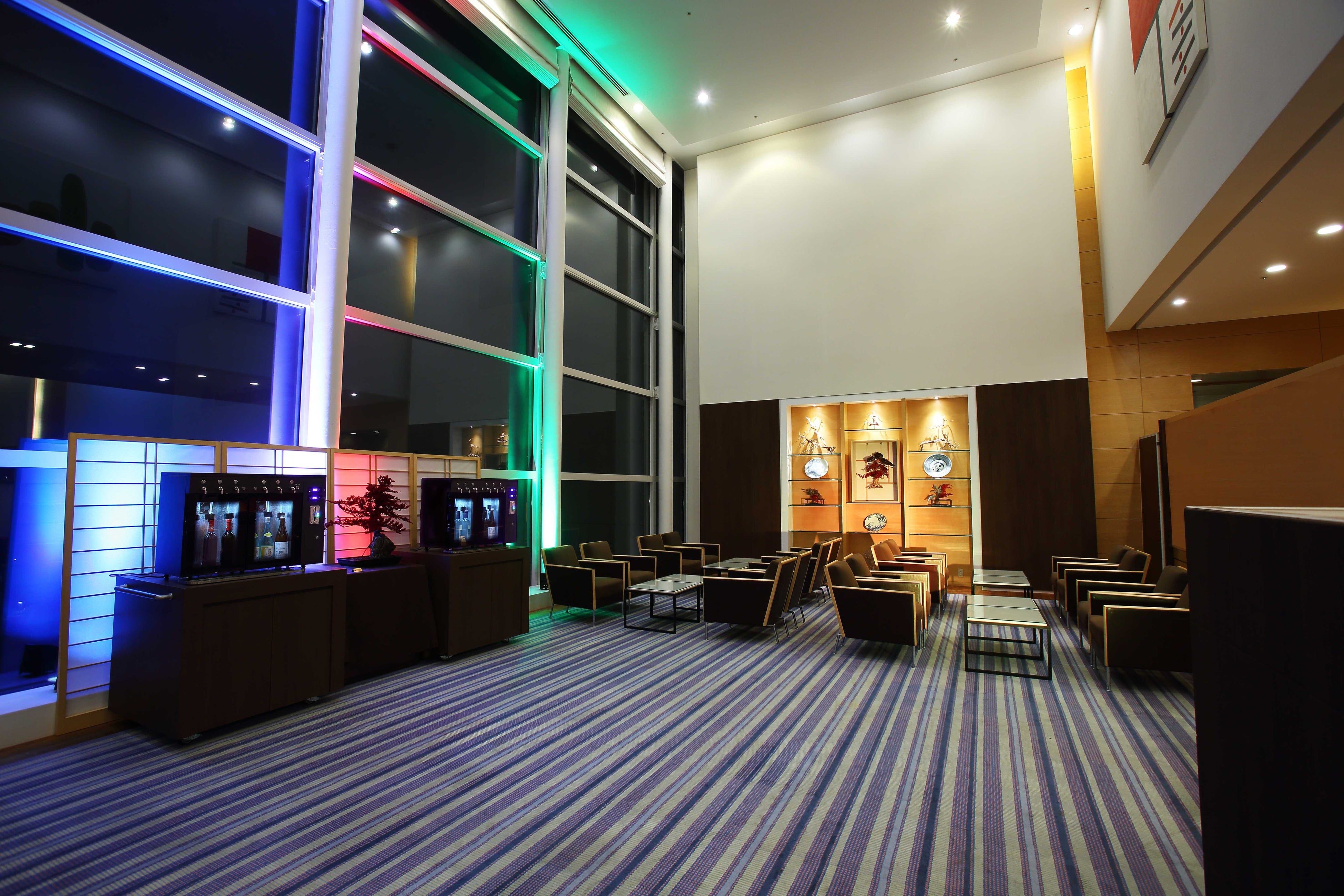 「にいがた酒ラウンジ－よりなせ－」内観