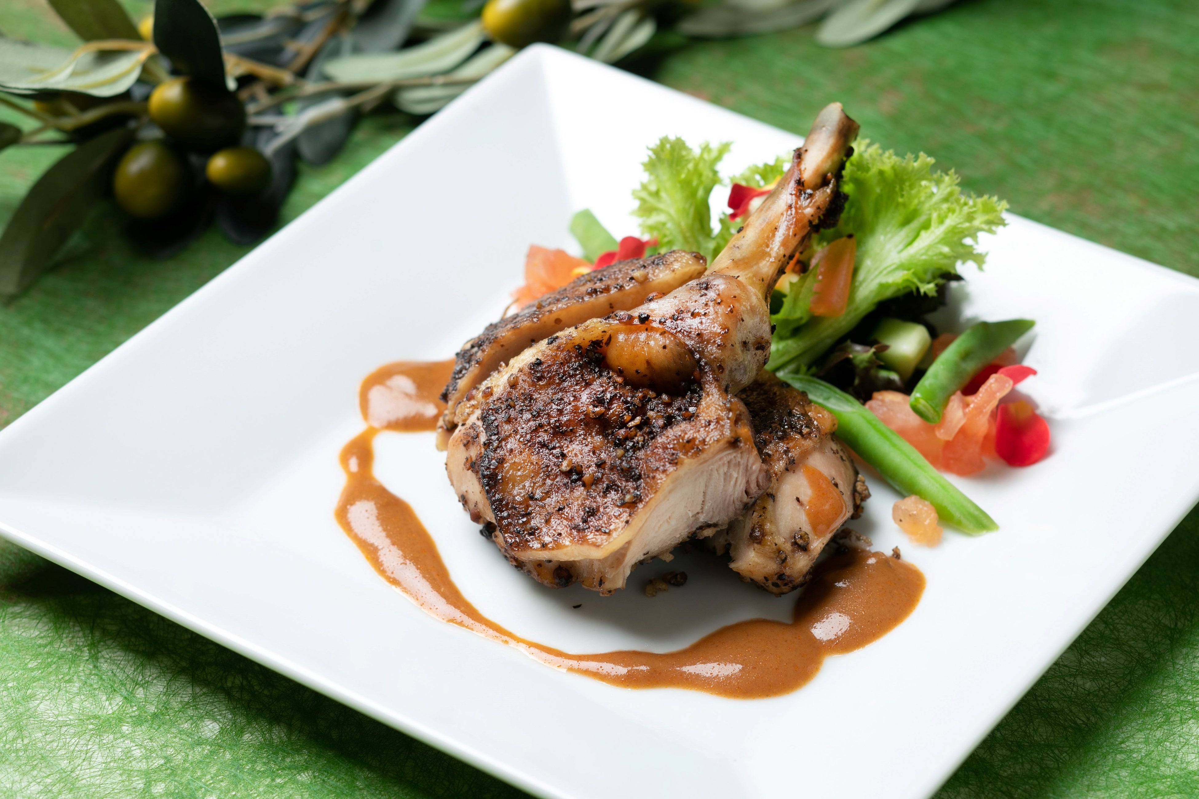 骨付きオリーブ地鶏のソテー