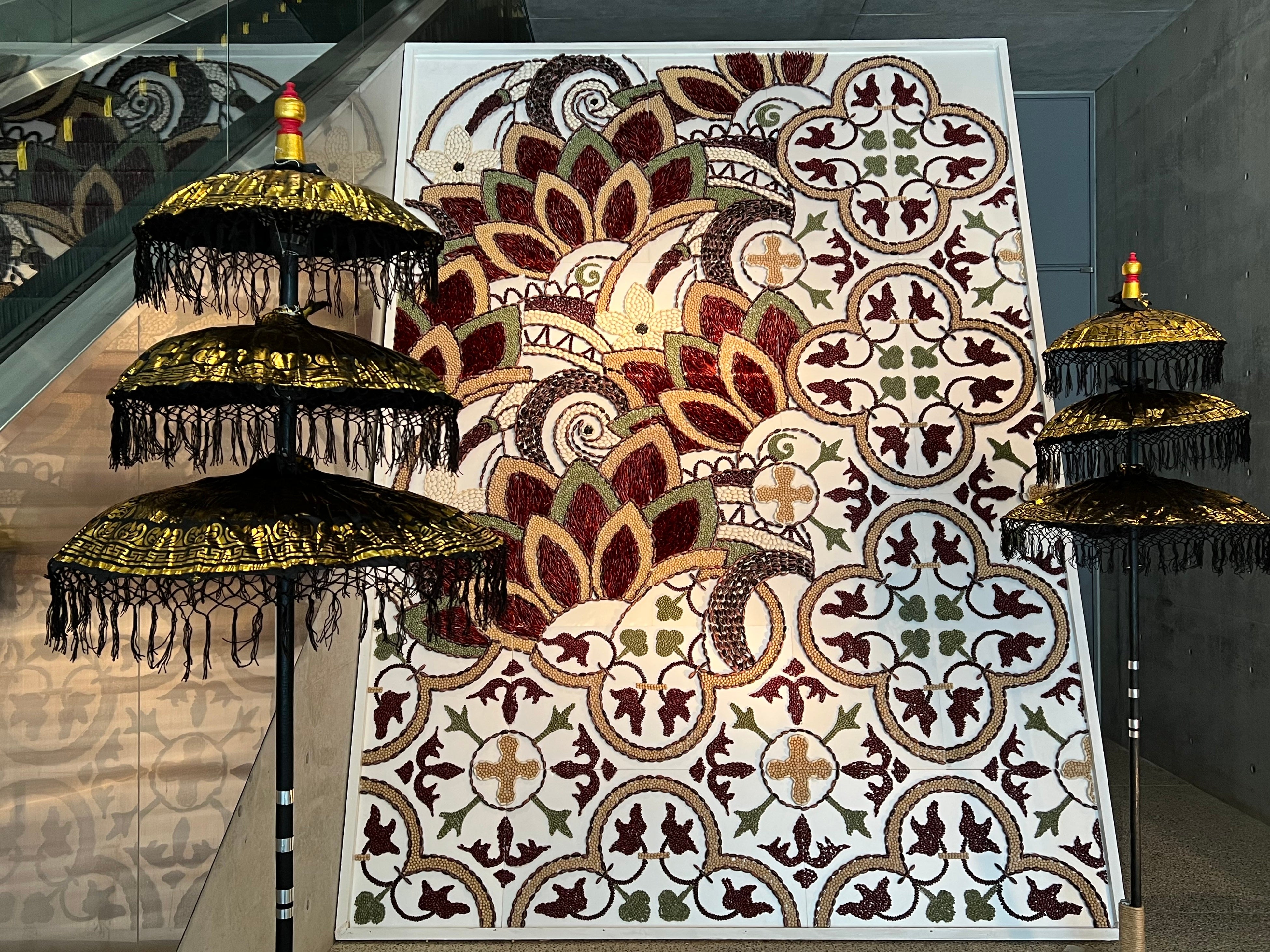 「あわじグリーン館」ではインドの豊穣を祝うお祭り『オナム祭』の花飾りプーカラムをモチーフにした豆壁画が登場