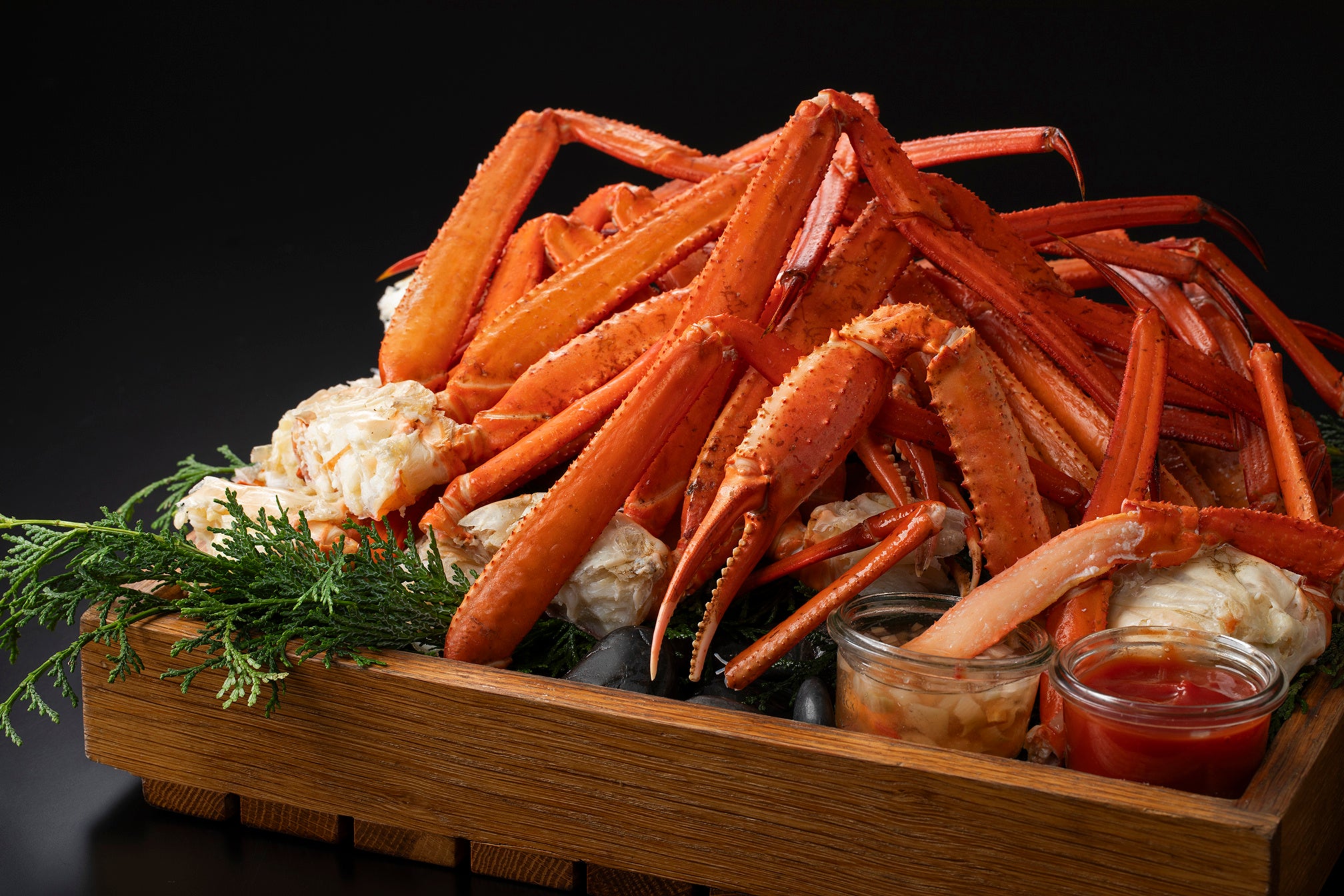 ボイルトゲズワイガニ  カクテルソースとエシャロットビネガー 2種のソース