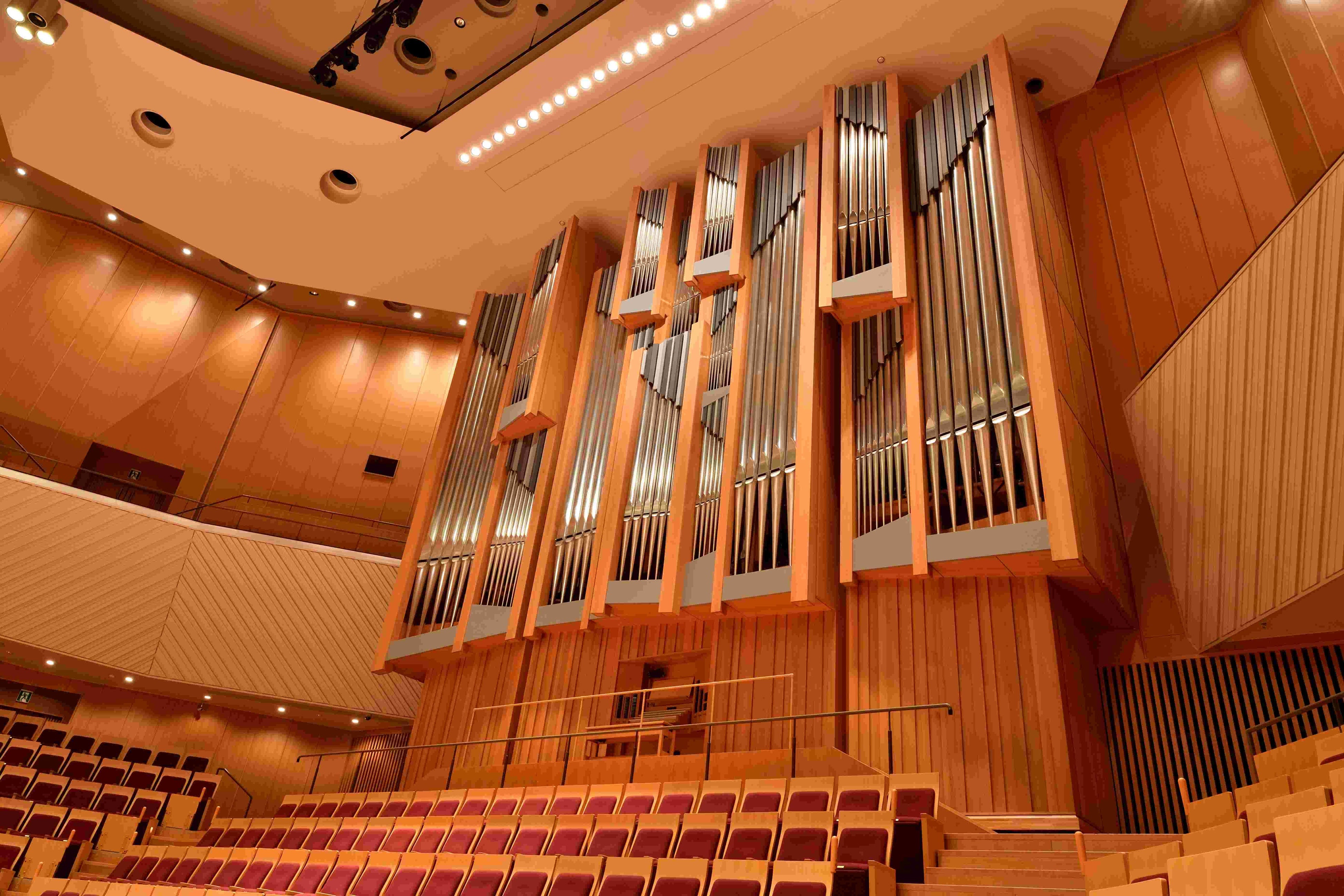 壮大でモダンなパイプオルガン