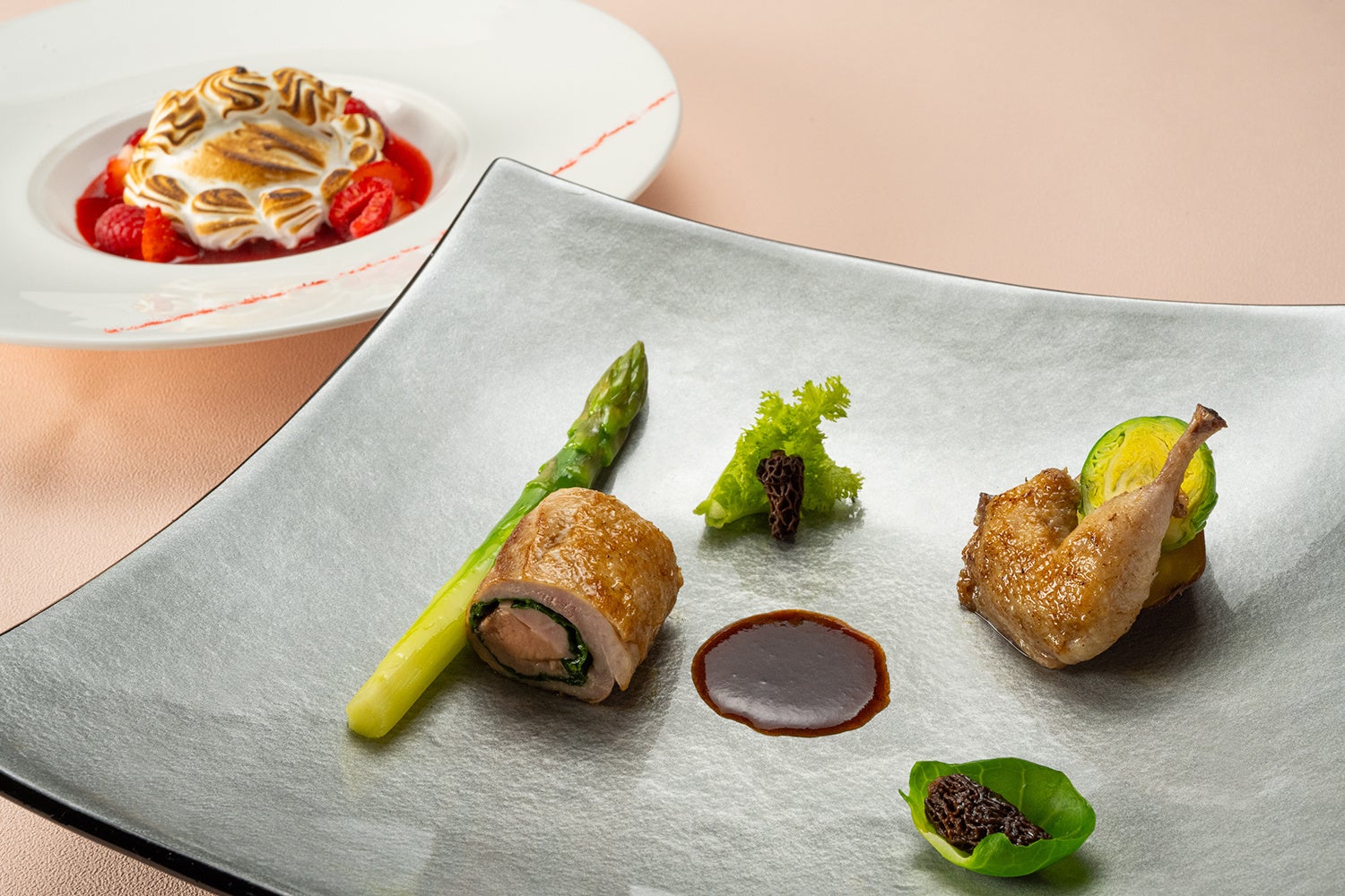 （手前）ウズラとフォアグラのバロティーヌ （奥）ベイクド・アラスカ