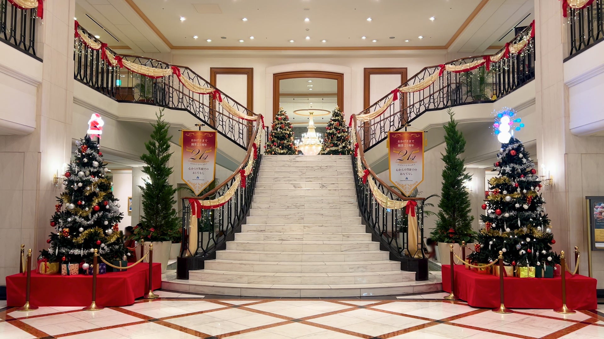 【ホテル日航プリンセス京都】3Dホログラムを使用したクリスマスディスプレイがロビーに登場