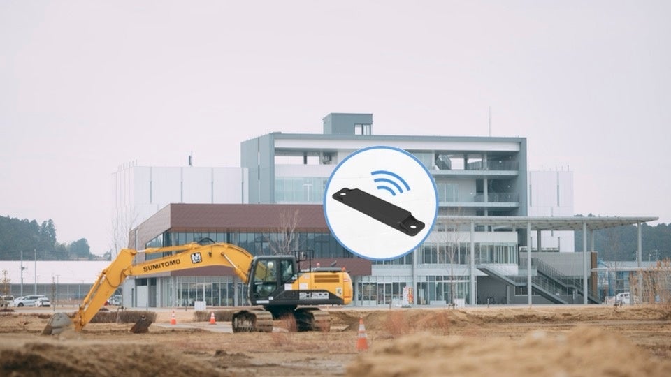 激しい風雨にさらされる建設現場での重機や機材の位置管理に