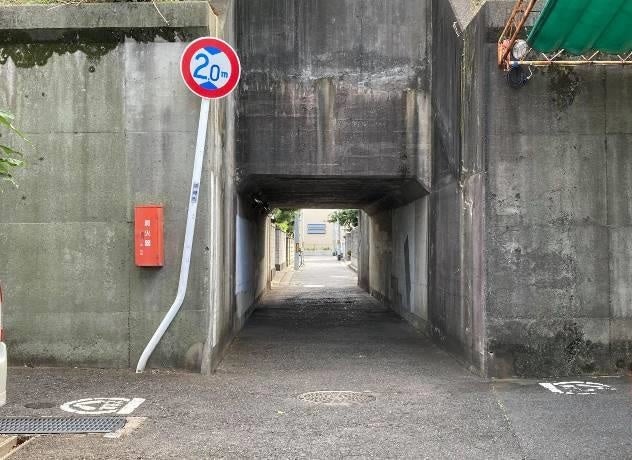 高さ2m、長さ10mのトンネルには、薄暗く夕方になると不安という声が上がっていました