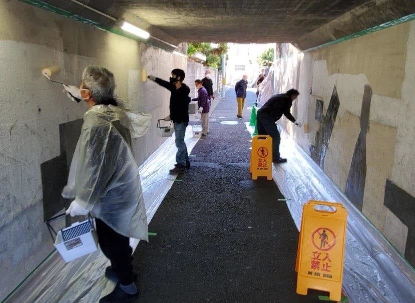 事前の下塗りでは、地元の大工さんやガラス屋さんが大活躍されました