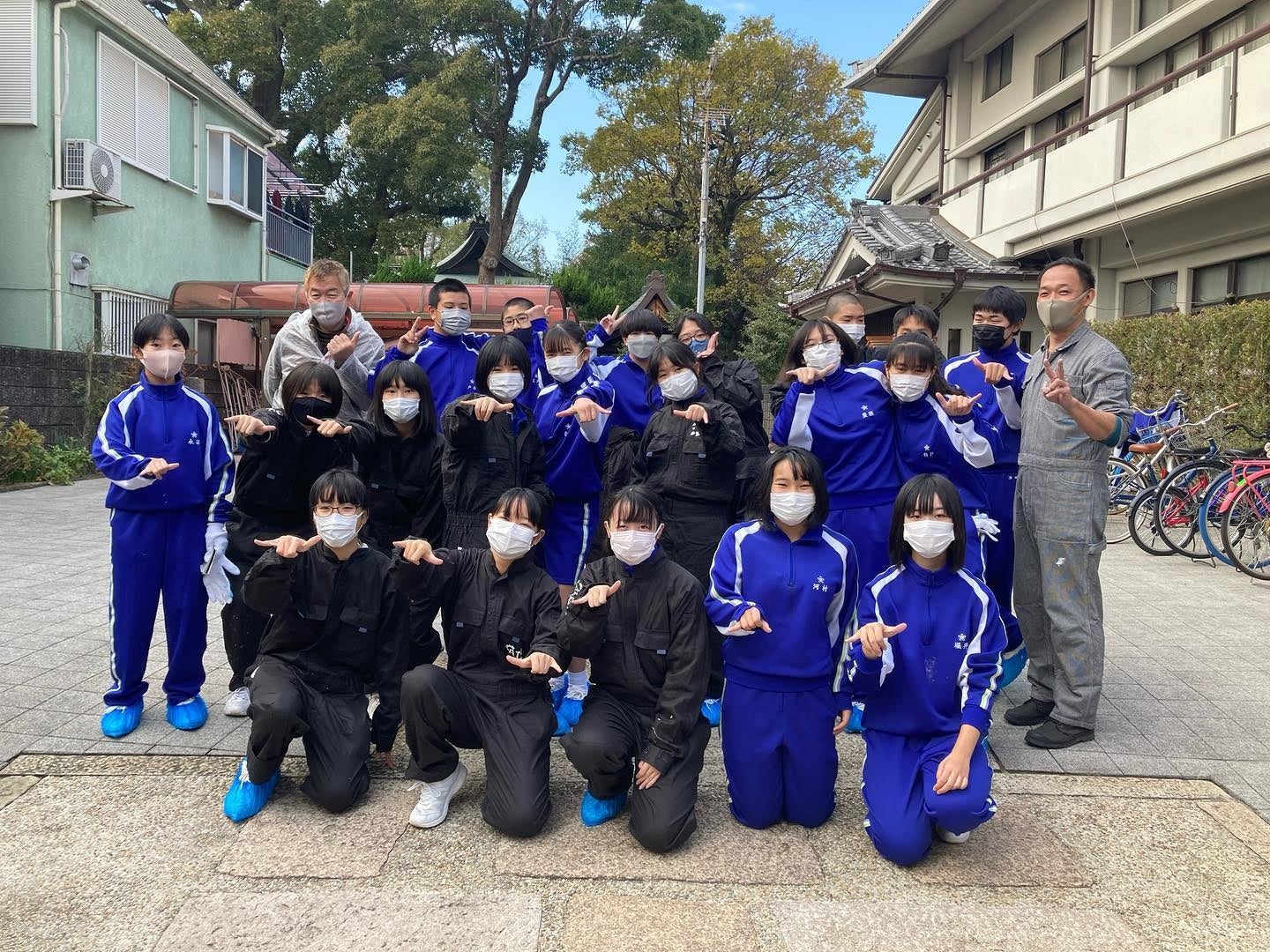 壁画デザインと描画を担当された大庄中学校美術部の方々