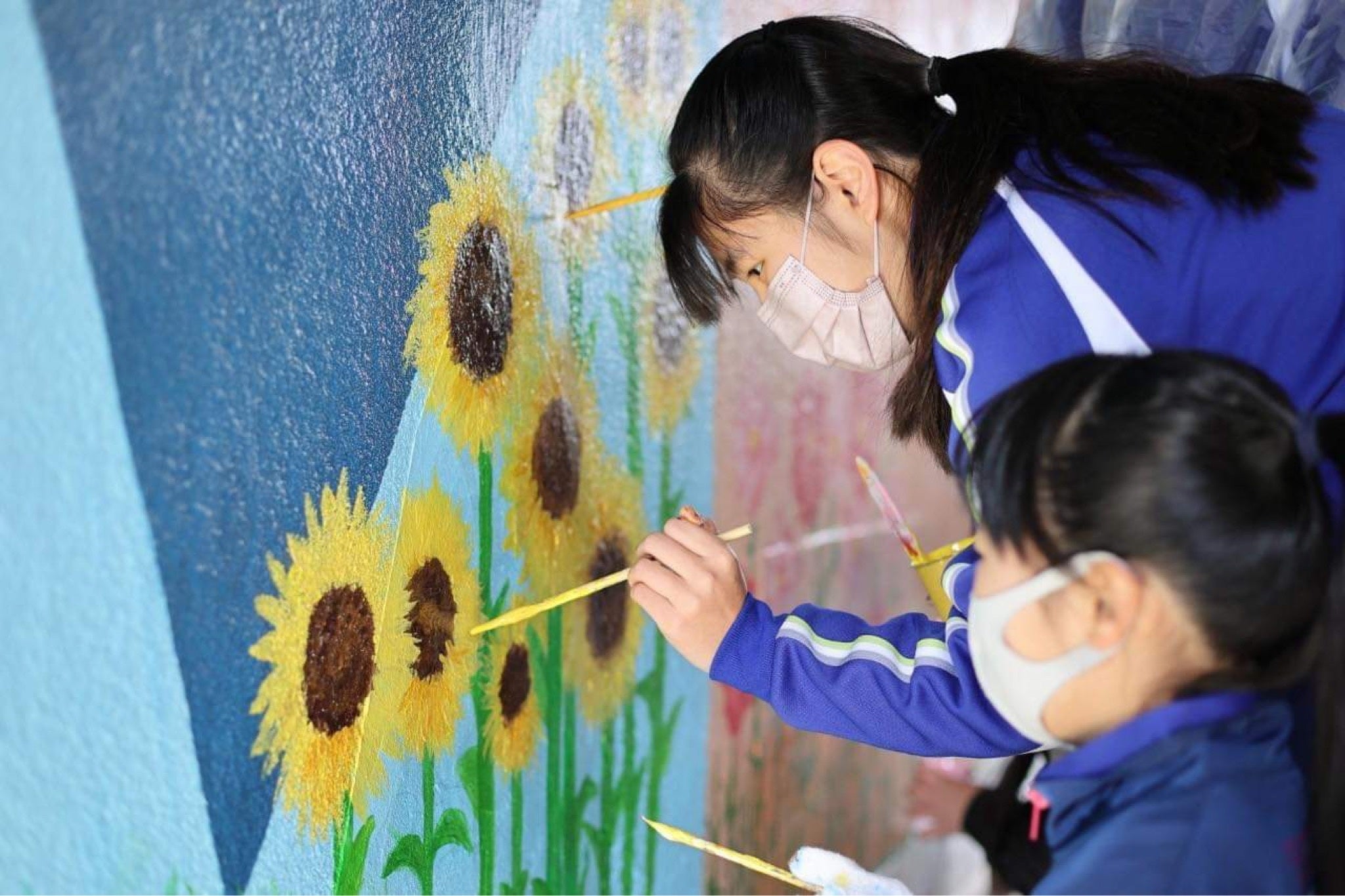 細かい部分はローラーや刷毛から絵筆に持ち替え塗装