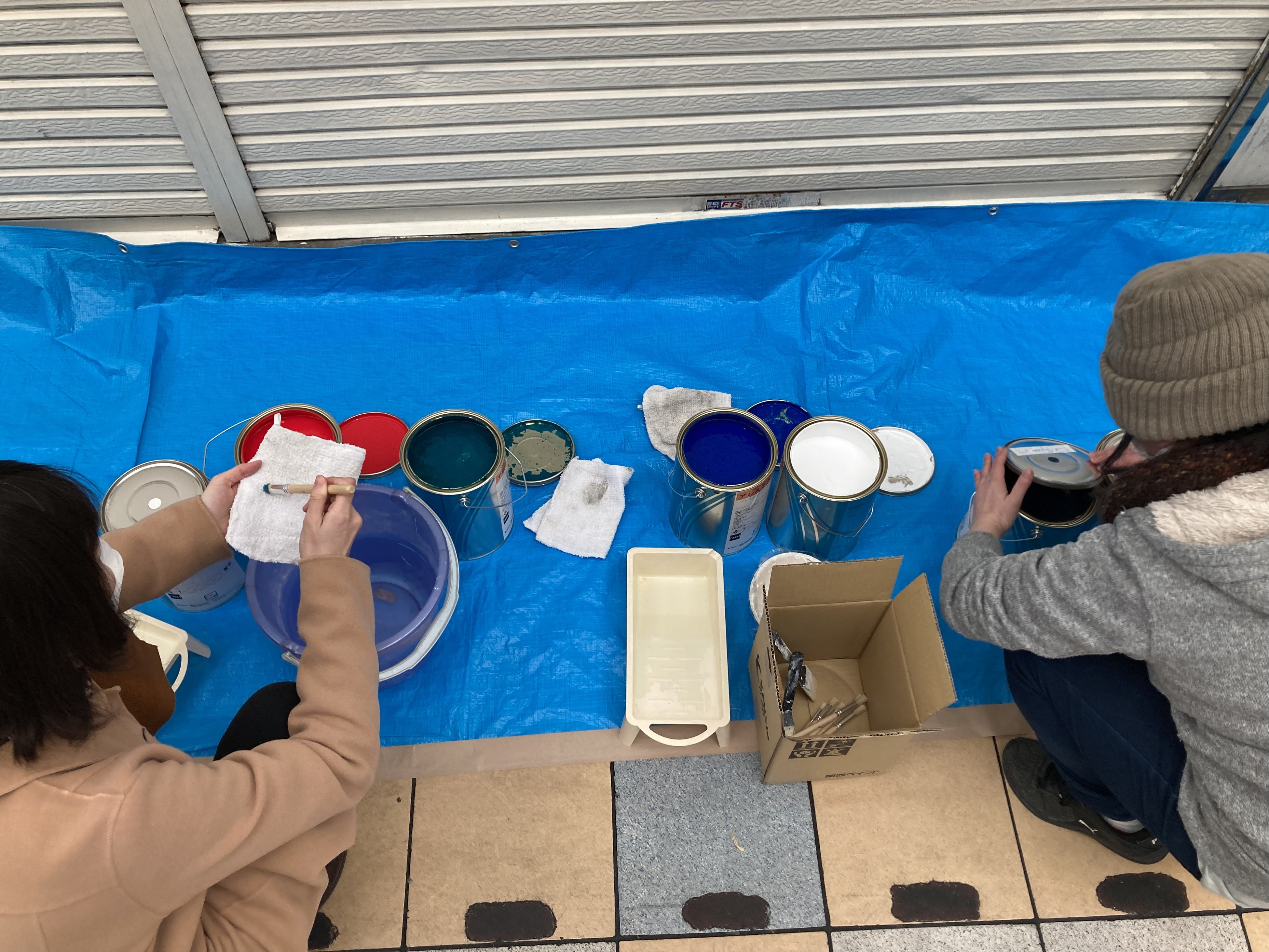 塗装準備中。絵筆を使い描画します