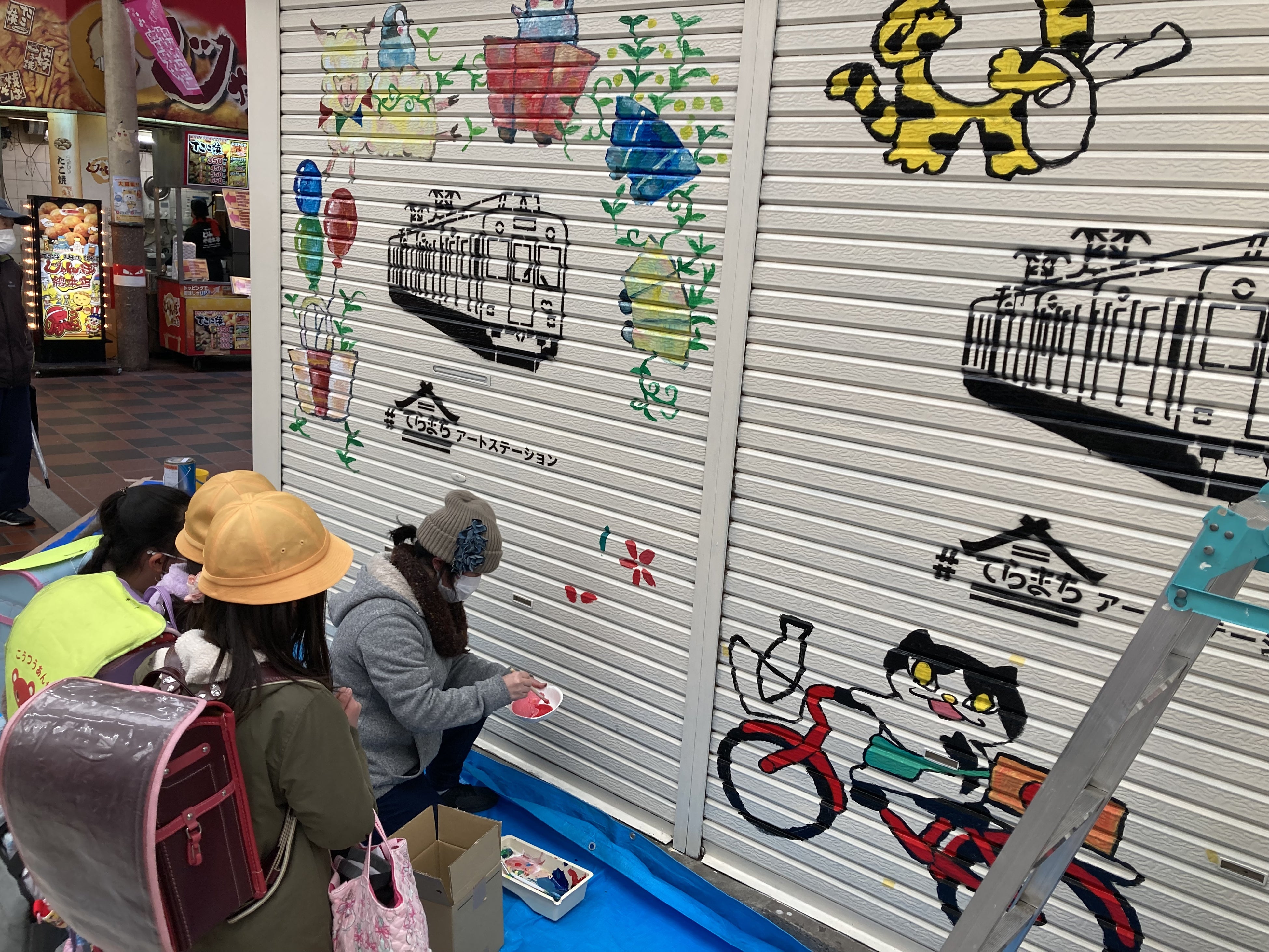 ライブペインティング中には、通りすがりの小学生の応援もありました