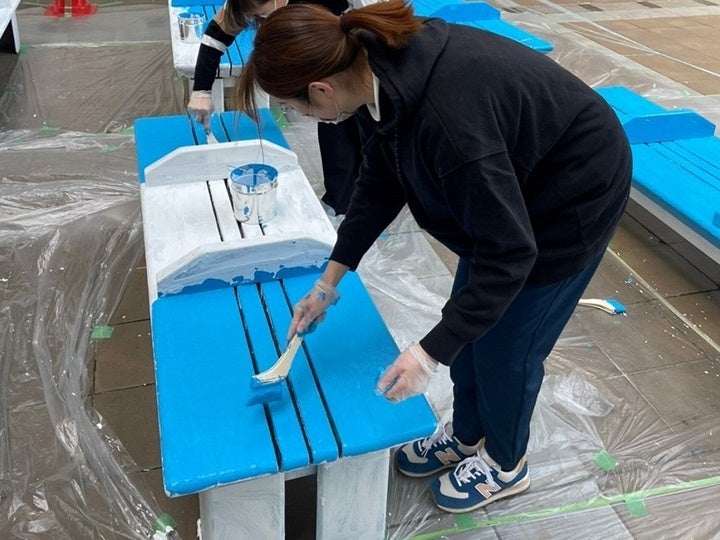 まぶしいほどに鮮やかな青色へ衣替え