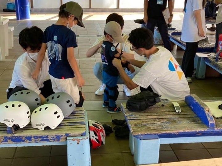 イベントや休憩など、様々なシーンで市民に愛用され色が剥げてしまっていたベンチを塗り替えます