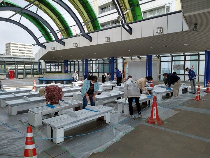 まずは全体的に白く下塗りをします