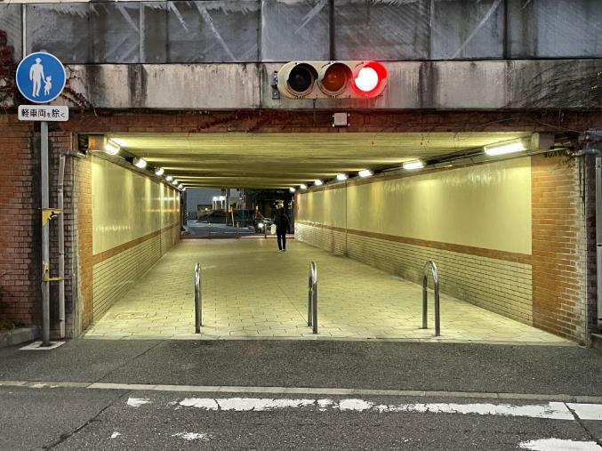 地域住民が日ごろから通行する高さ約2m、長さ約27mのトンネル