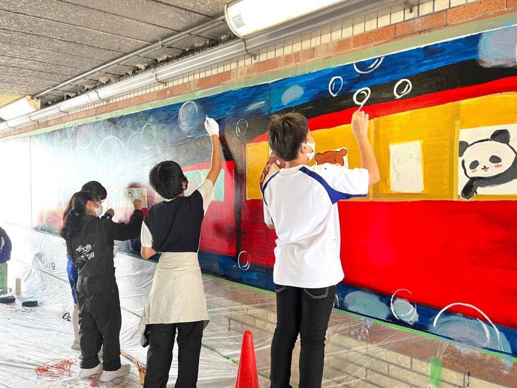 大きな面はローラーや刷毛で本格的な塗装を、 細かい部分は絵筆を用いてアートを描き上げました