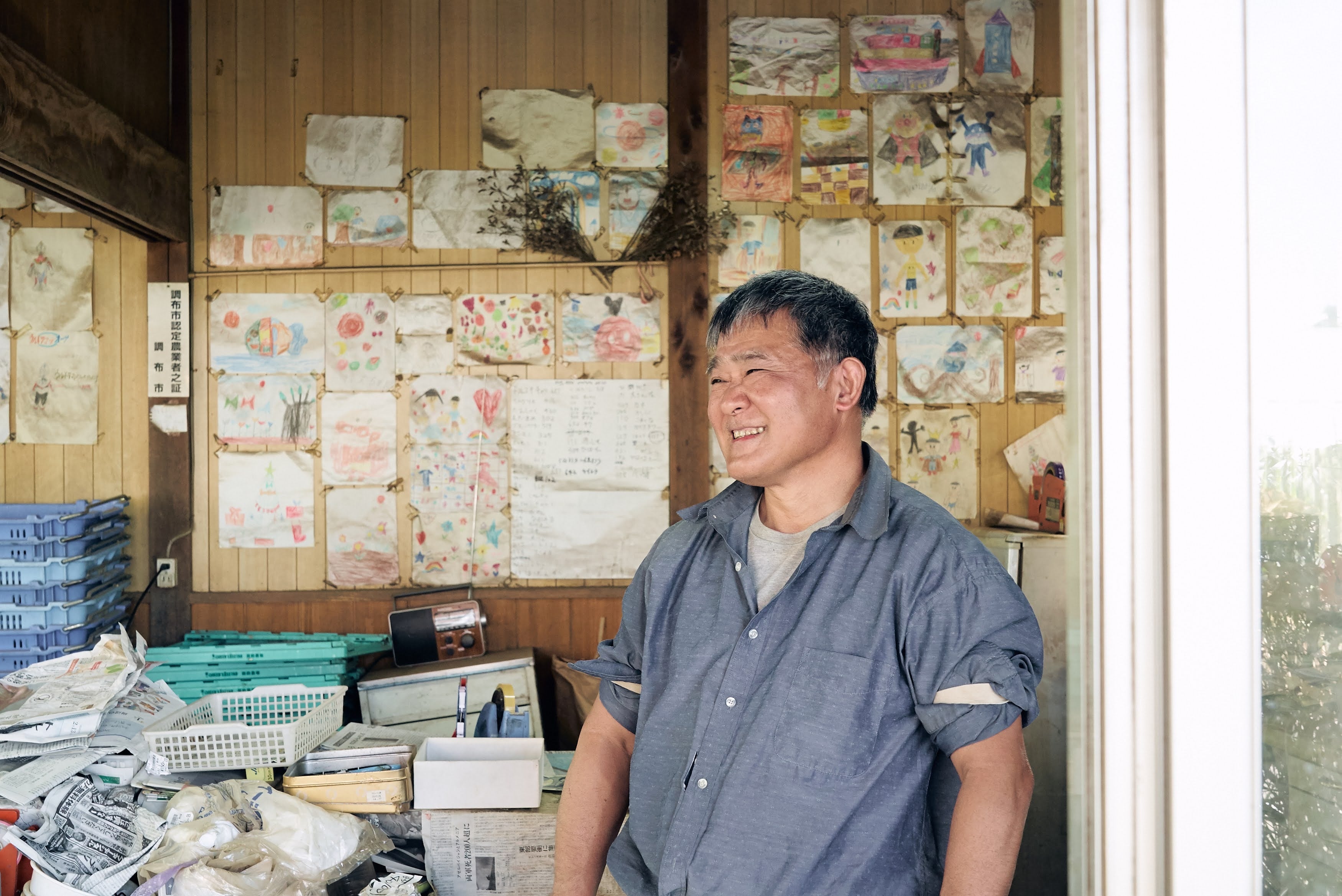 地元で育てた新鮮な野菜を、直売所で直接販売する篠宮農園の篠宮さん