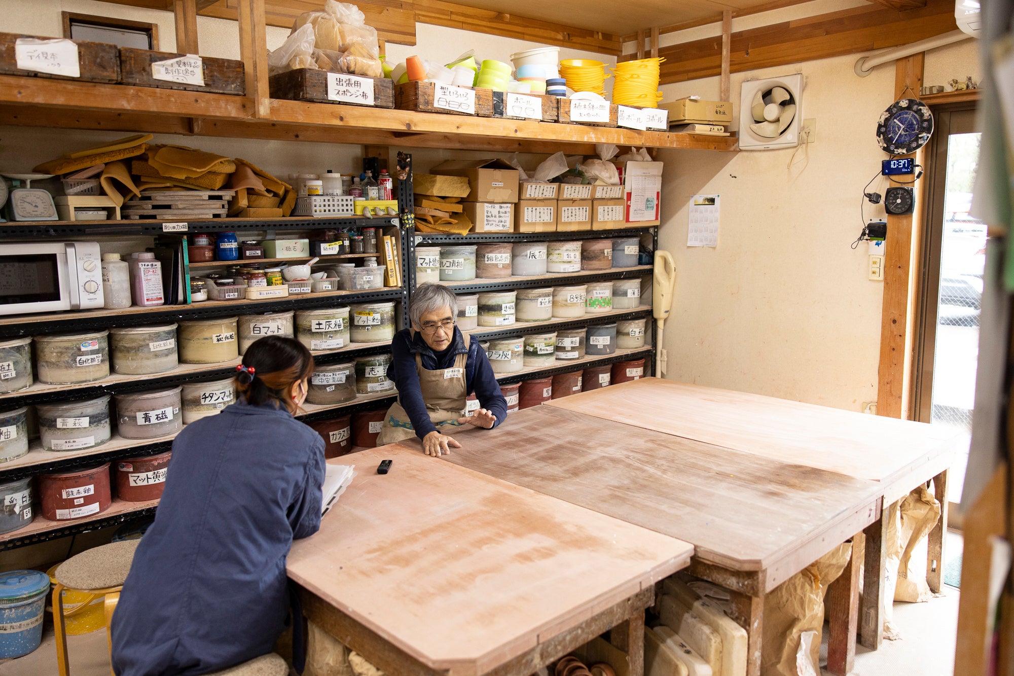 地域活動によって楽しく暮らす (写真は深大寺陶芸教室)