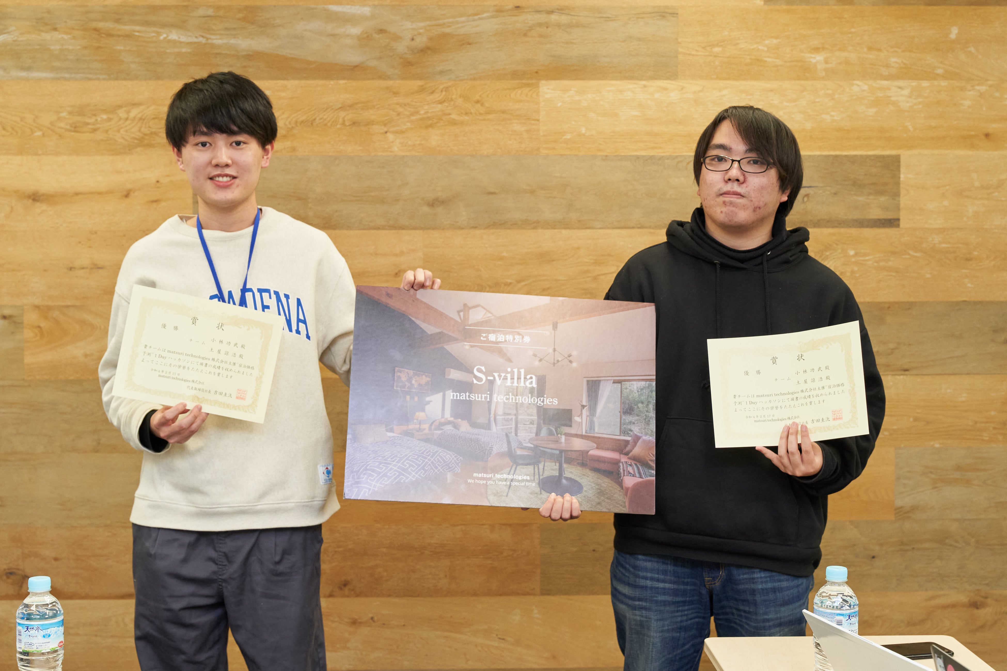 優勝したチーム。右から一般参加の小林功武さん、matsuriインターン土屋諒浩さん。