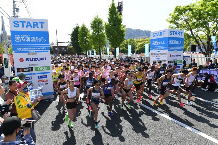 爆風スランプのお二人がミニライブを開催!高橋尚子杯ぎふ清流ハーフマラソンでランナーを応援! 爆風スランプのお二人がミニライブを開催!高橋尚子杯ぎふ清流ハーフマラソンでランナーを応援!